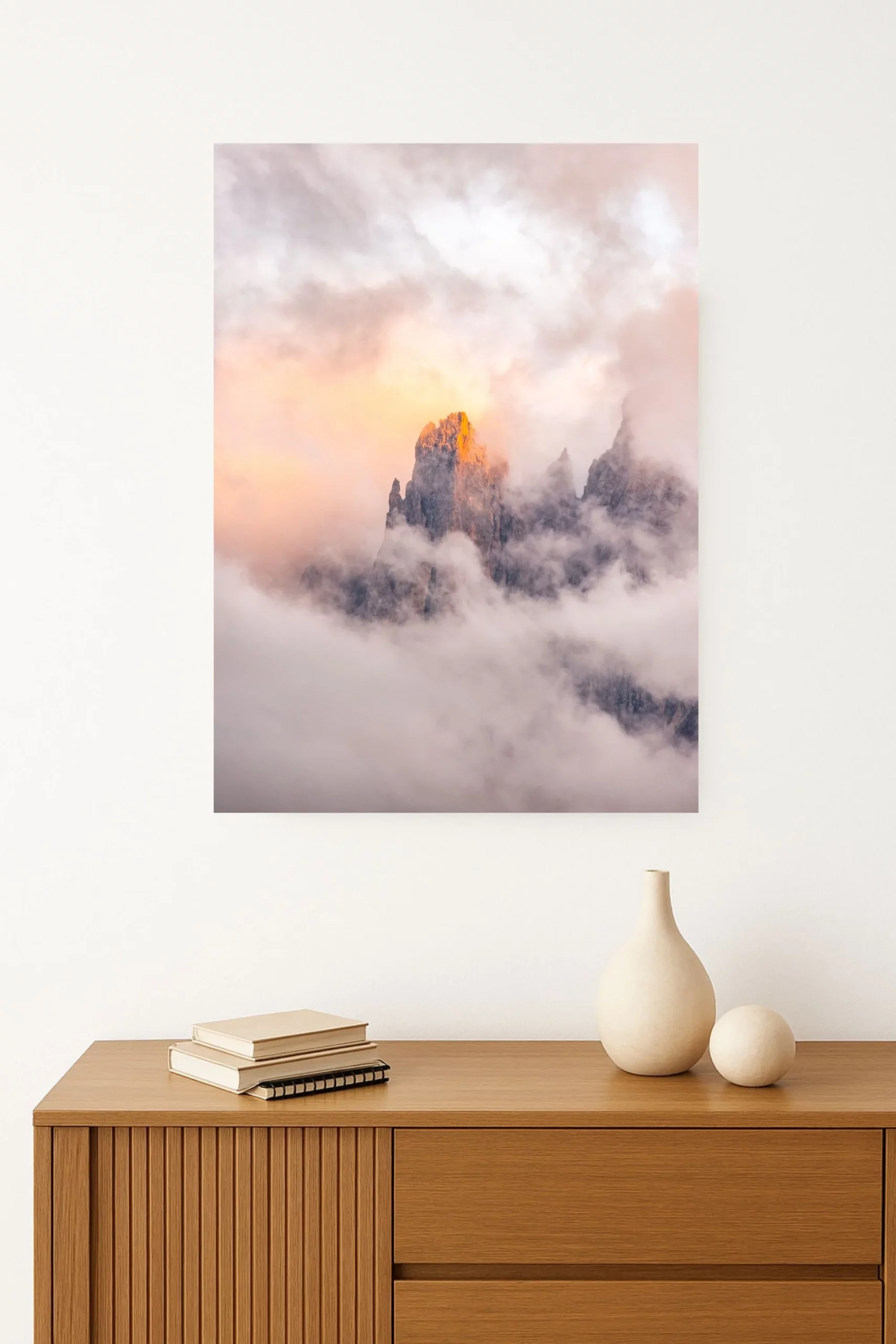 tirage photo d'une montagne dans les nuages au coucher du soleil