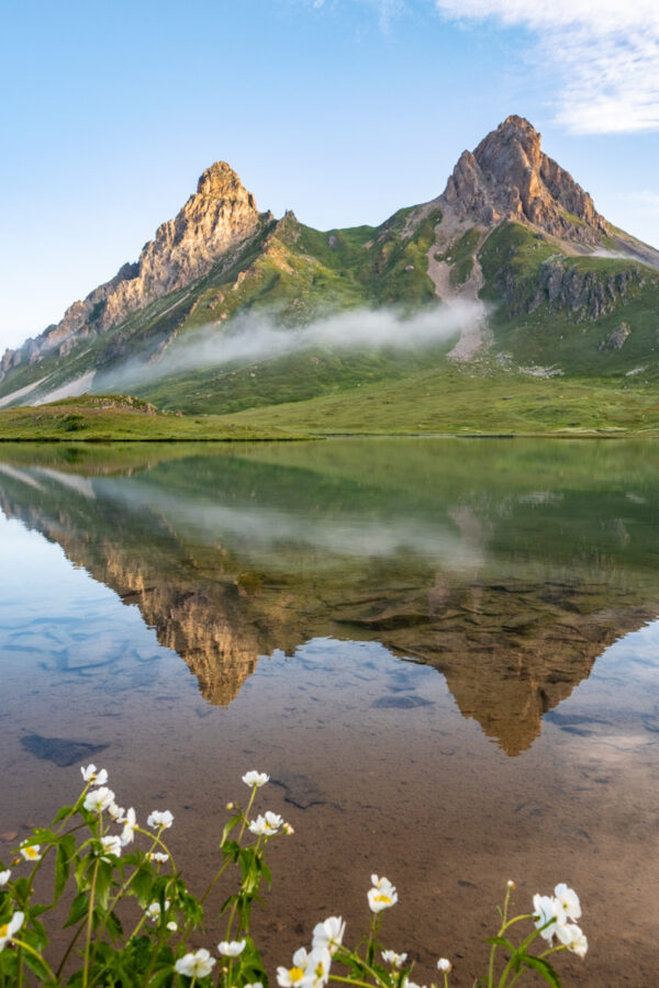 tirage photo d'un lac avec des montagnes qui se reflètent dedans