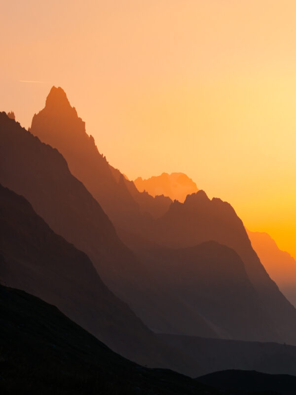 tirage photo d'une ombre chinoise de montagne au lever du soleil