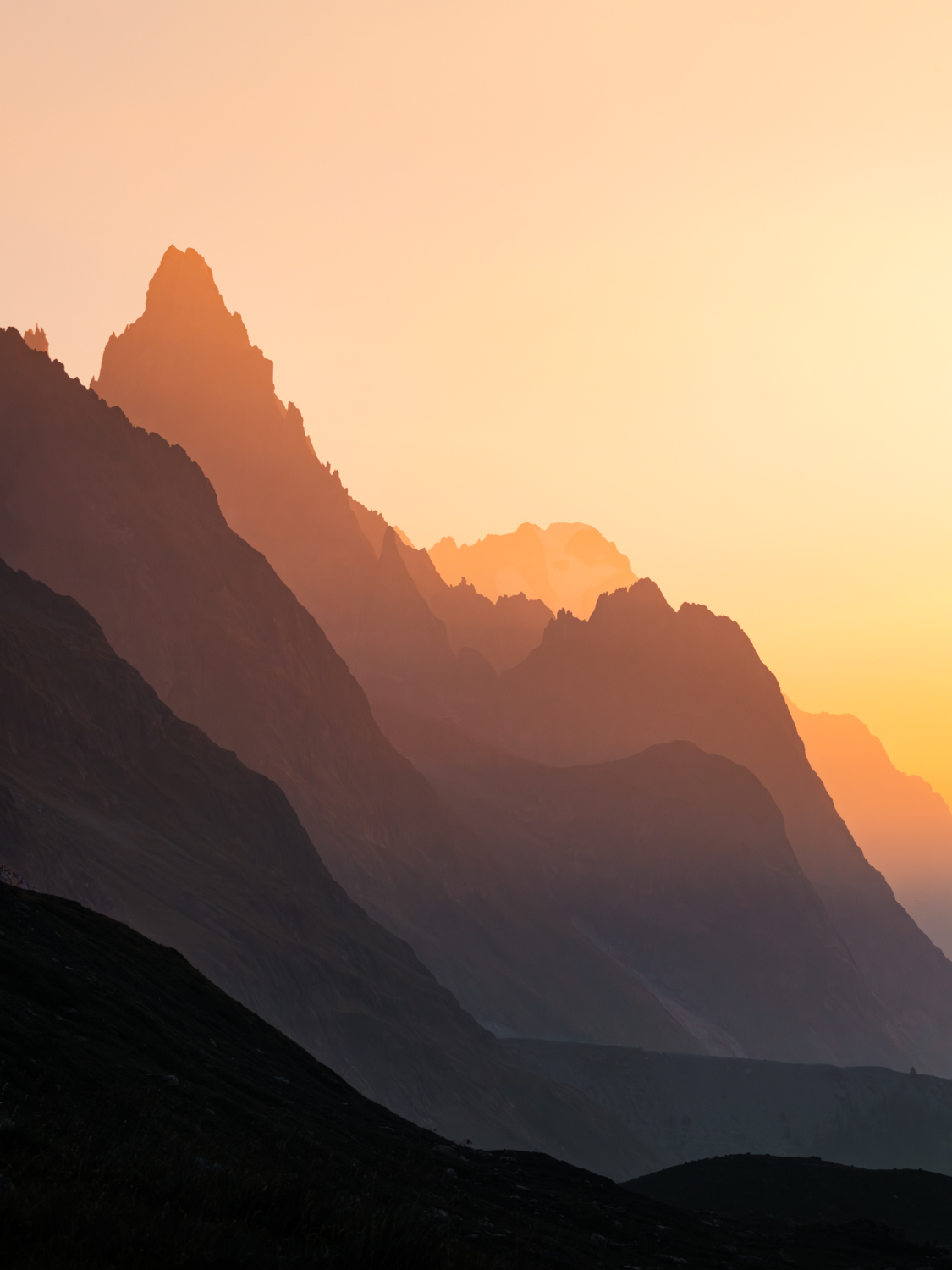 tirage photo d'une ombre chinoise de montagne au lever du soleil