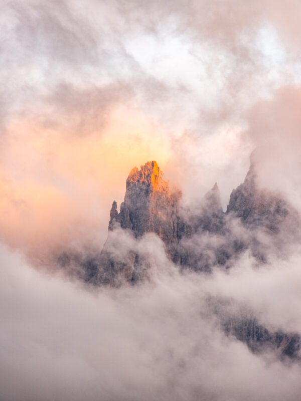 tirage photo d'une montagne dans les nuages au coucher du soleil