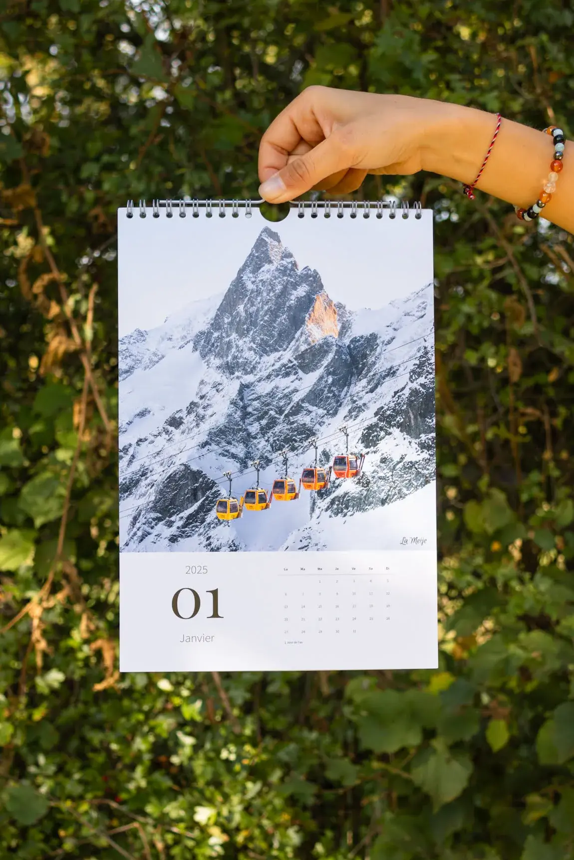 page d'un calendrier de photo de montagne