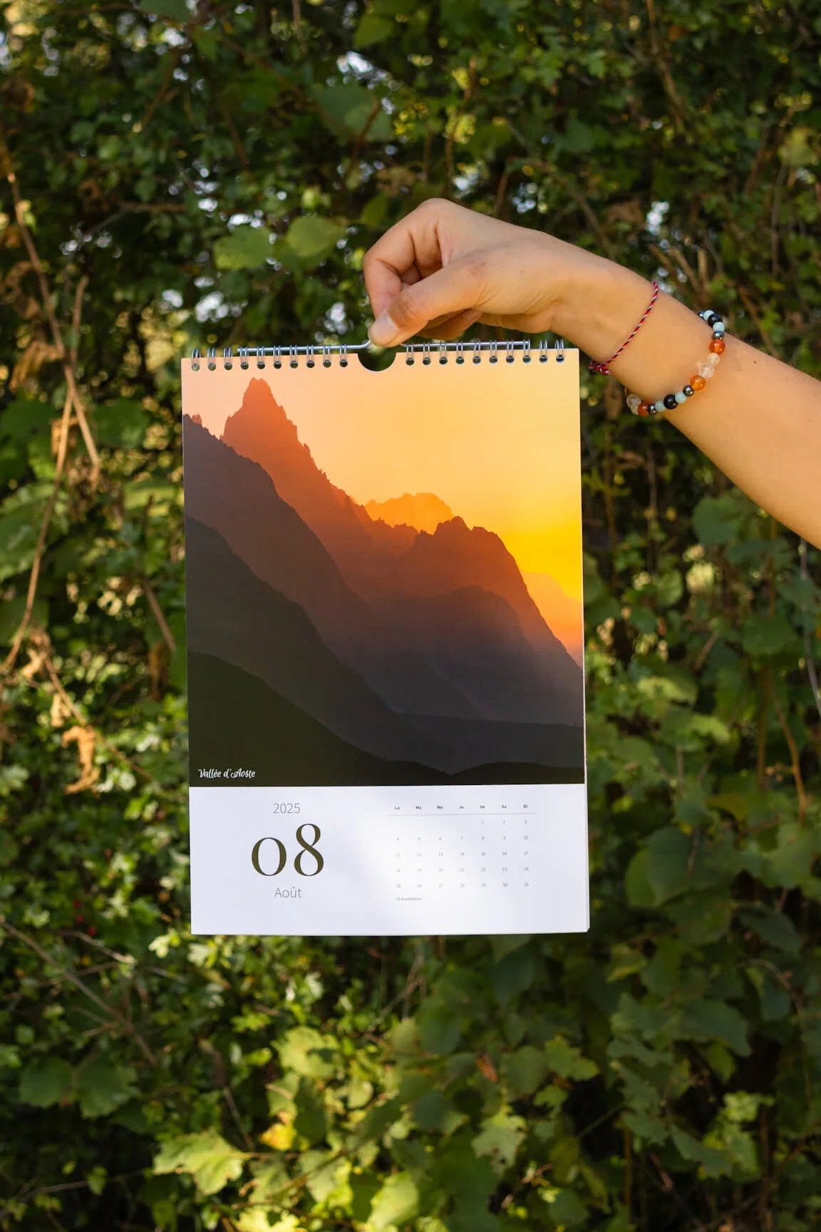 page d'un calendrier de photo de montagne