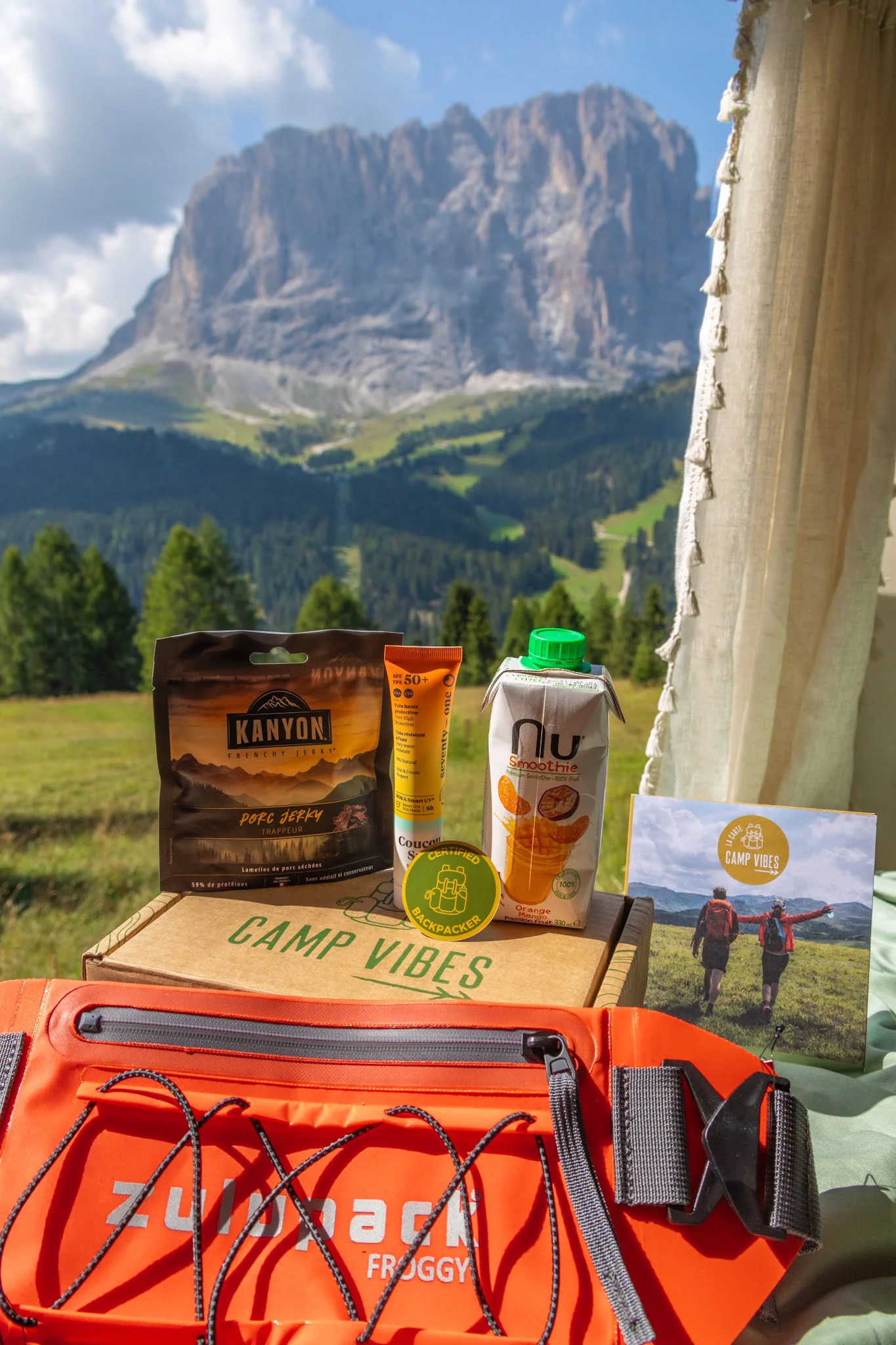 contenu d'un box de randonnée devvant paysage de montagne