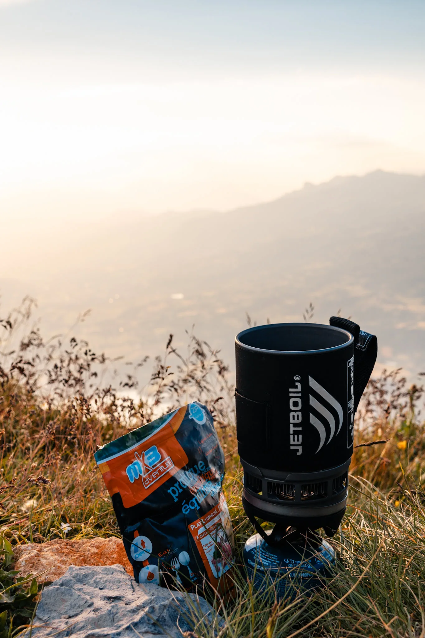 rechaud devant un paysage au coucher du soleil