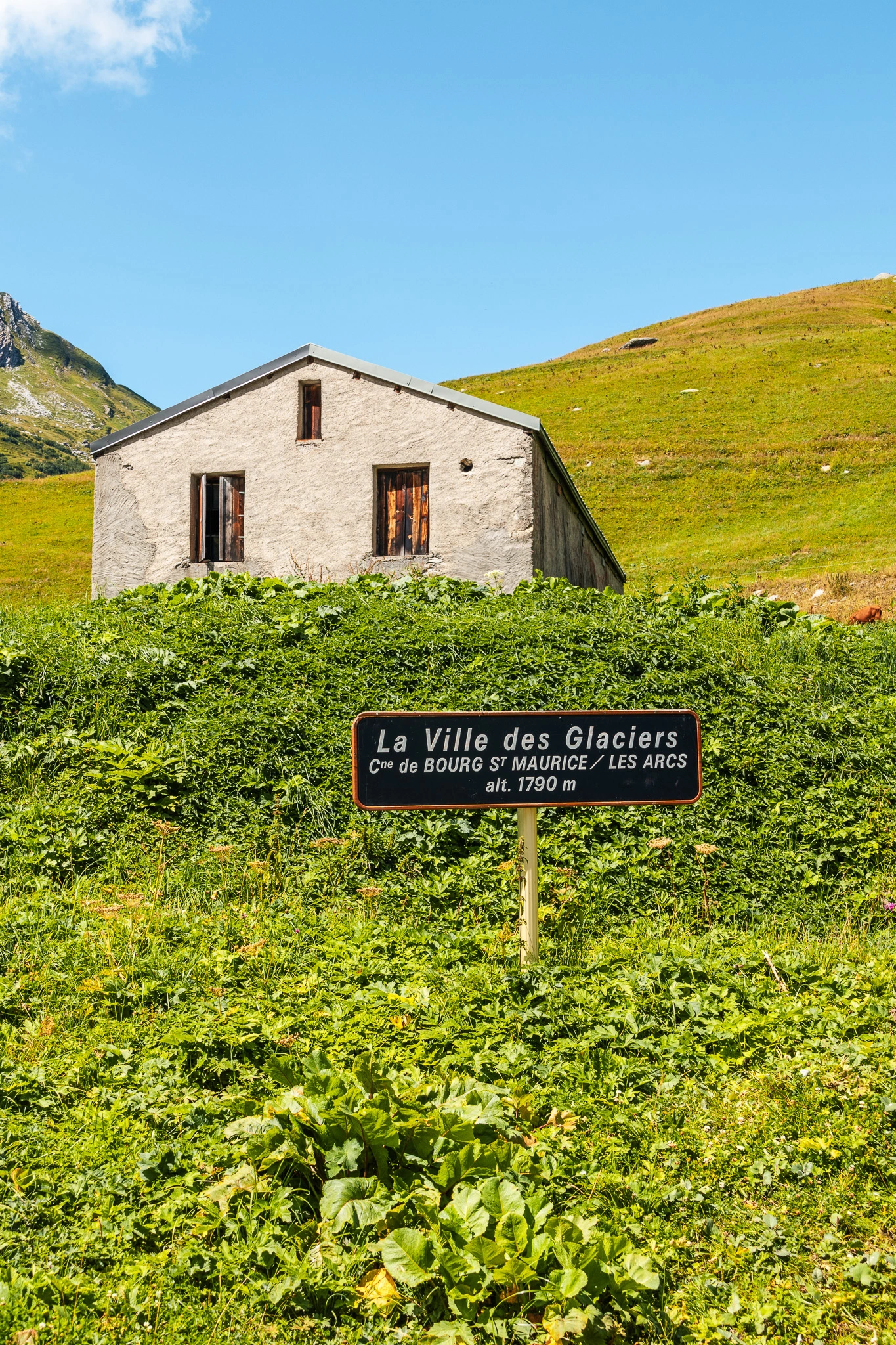 photo du panneau ville des glaciers avec une maison derrière