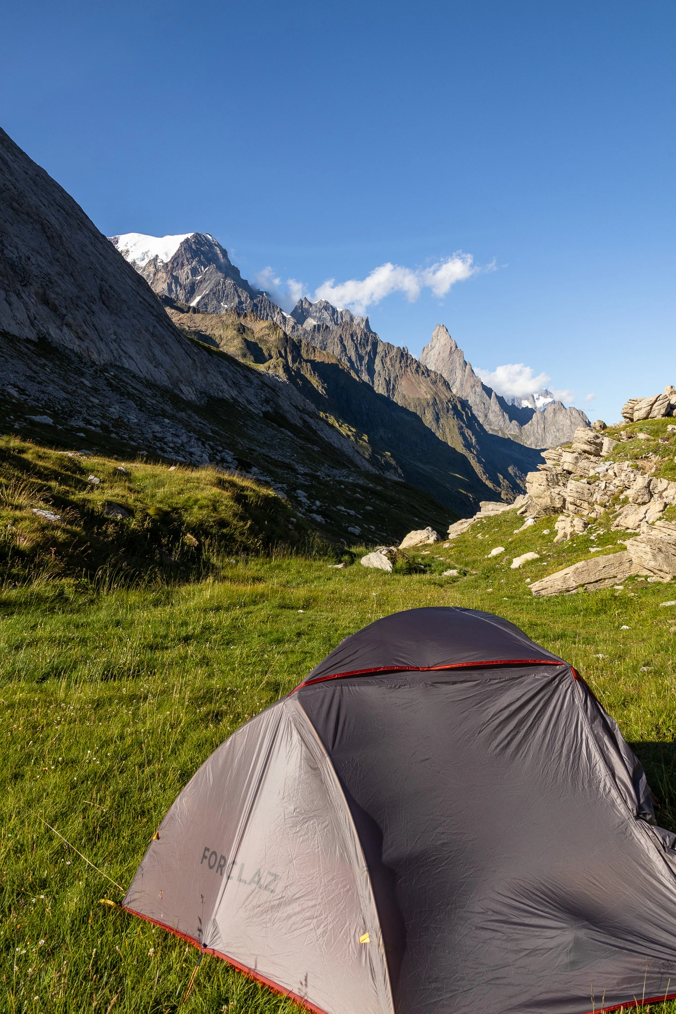 photo d'une tente dans un alpage avec le mont blanc derrière