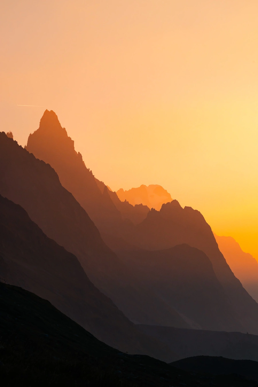 ombres chinoises de montagne au lever du soleil