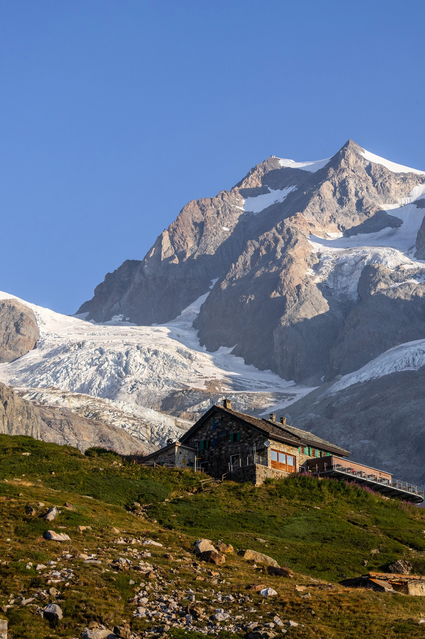 refuge elisabetta avec les glaciers derrière