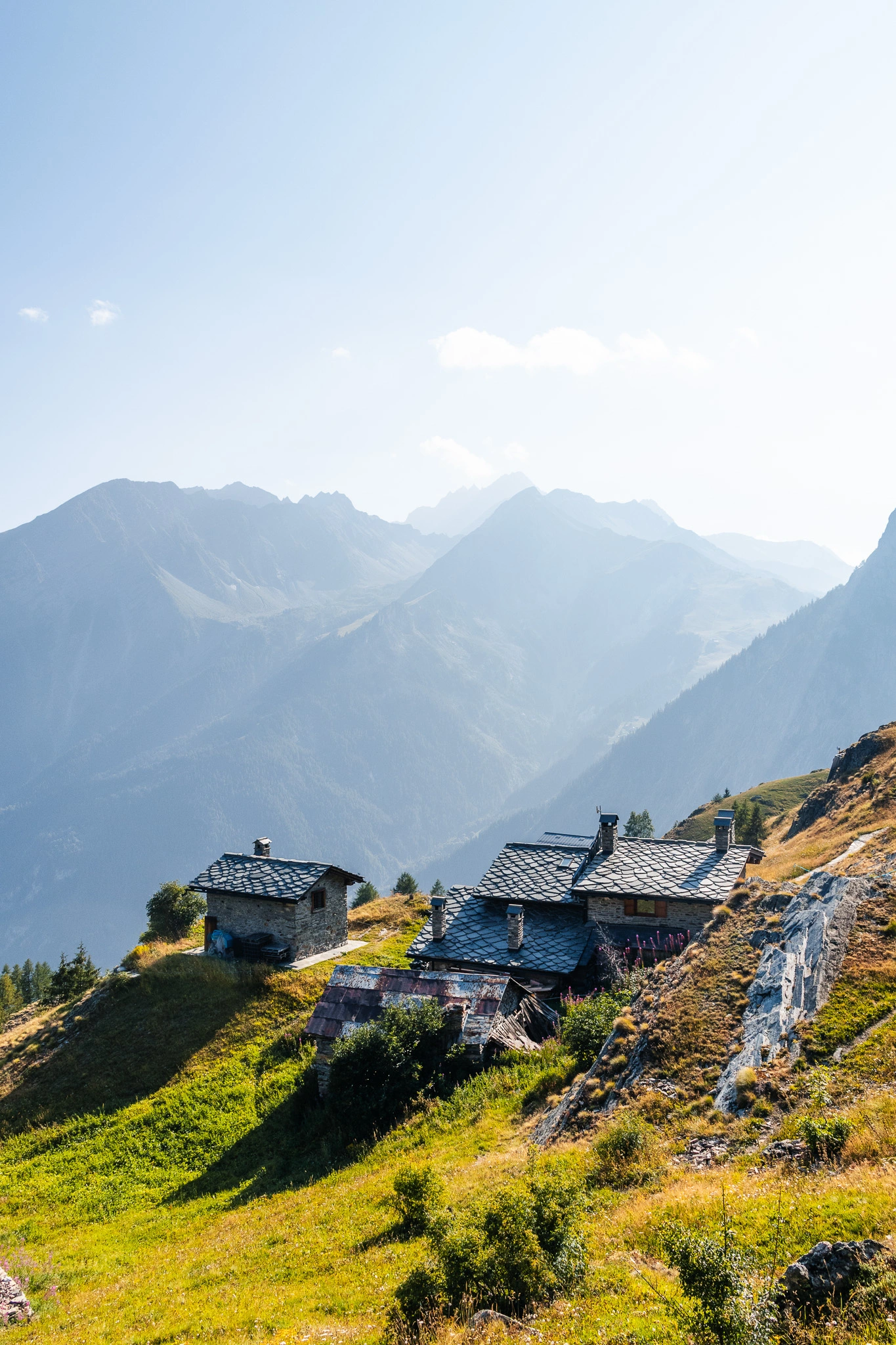 refuge bertone avec de la lumière du soleil en montagne