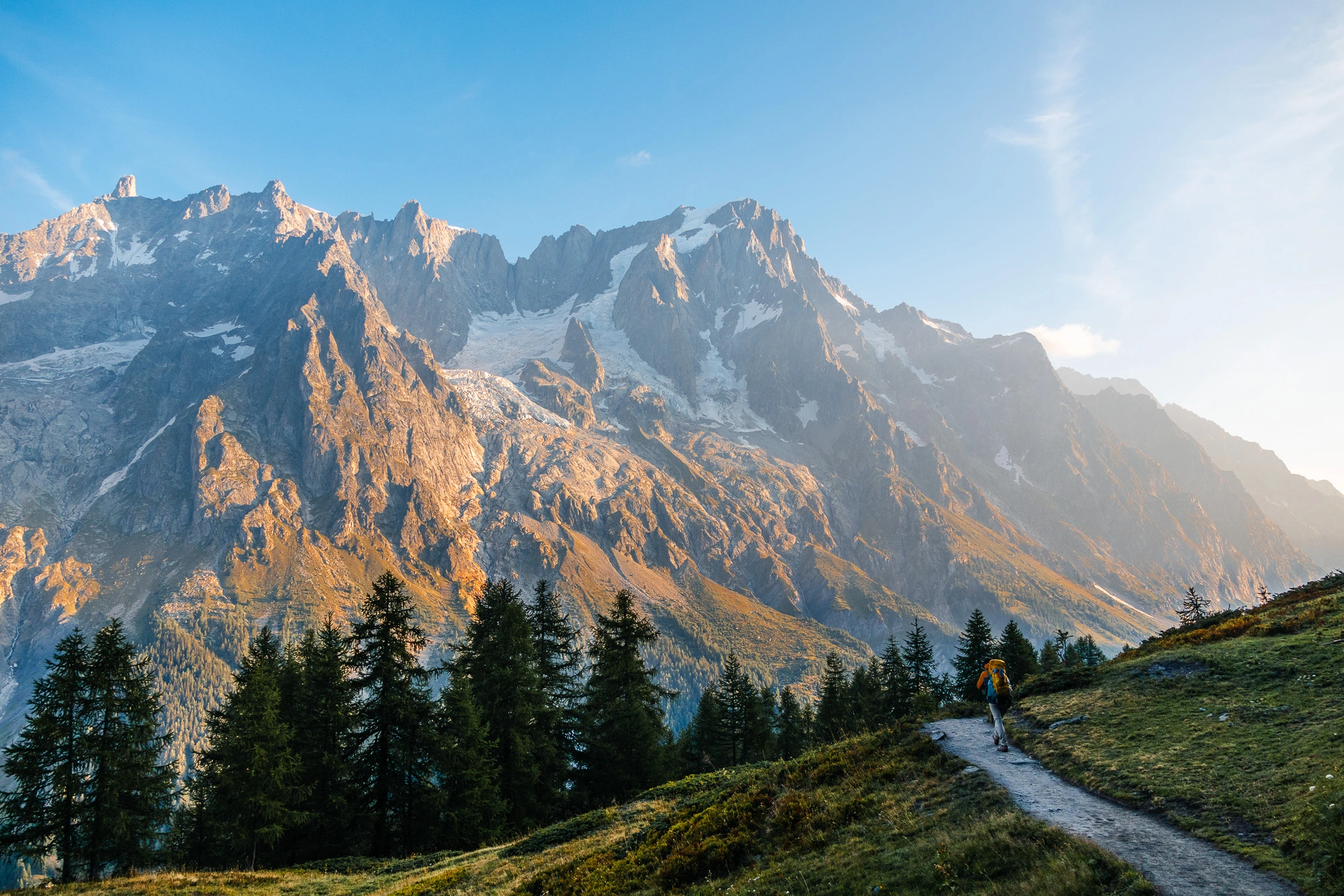 montagne illuminé par le soleil avec un sentier au premier plan