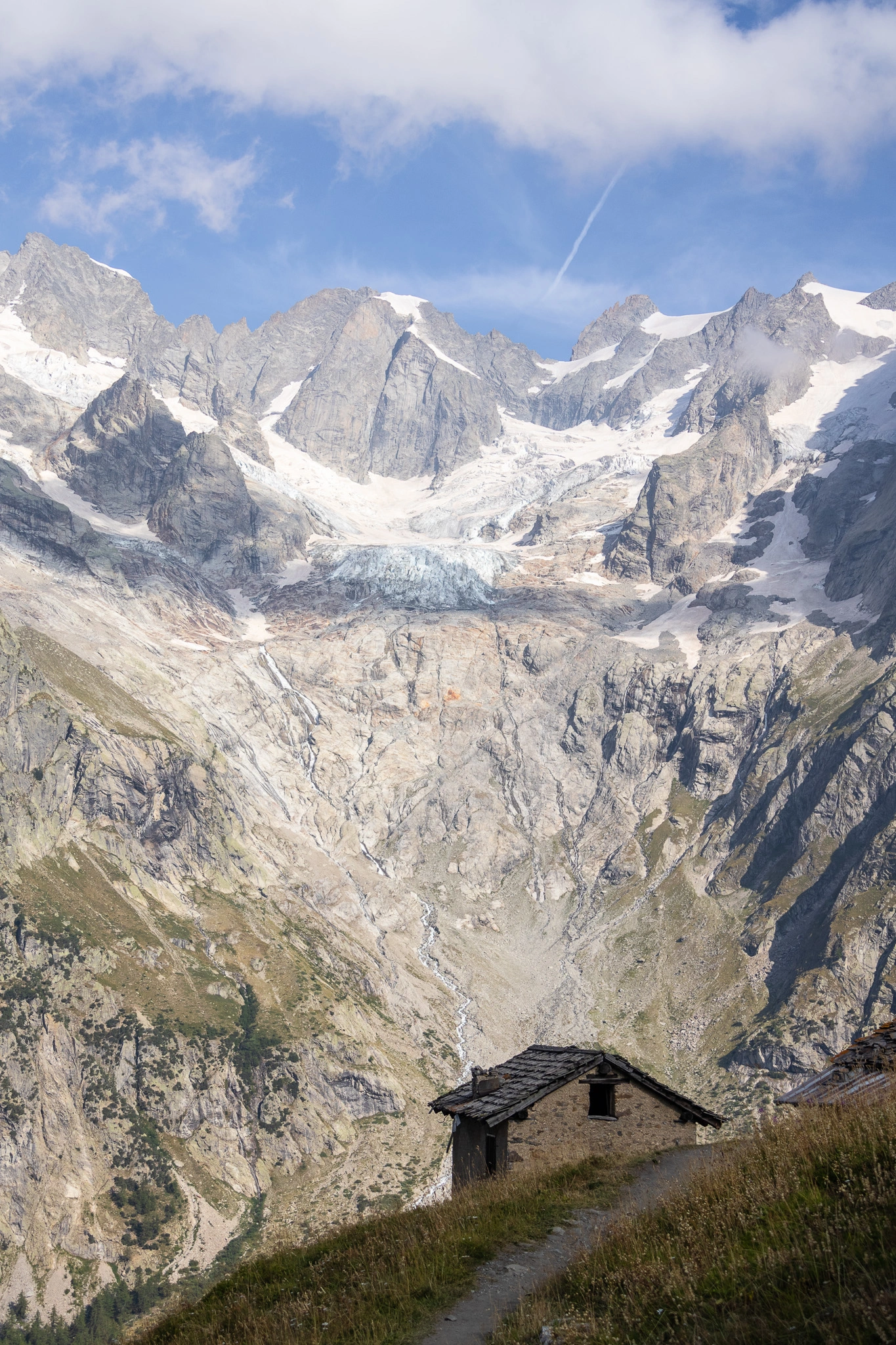 montagne avec glacier et une cabane au premier plan