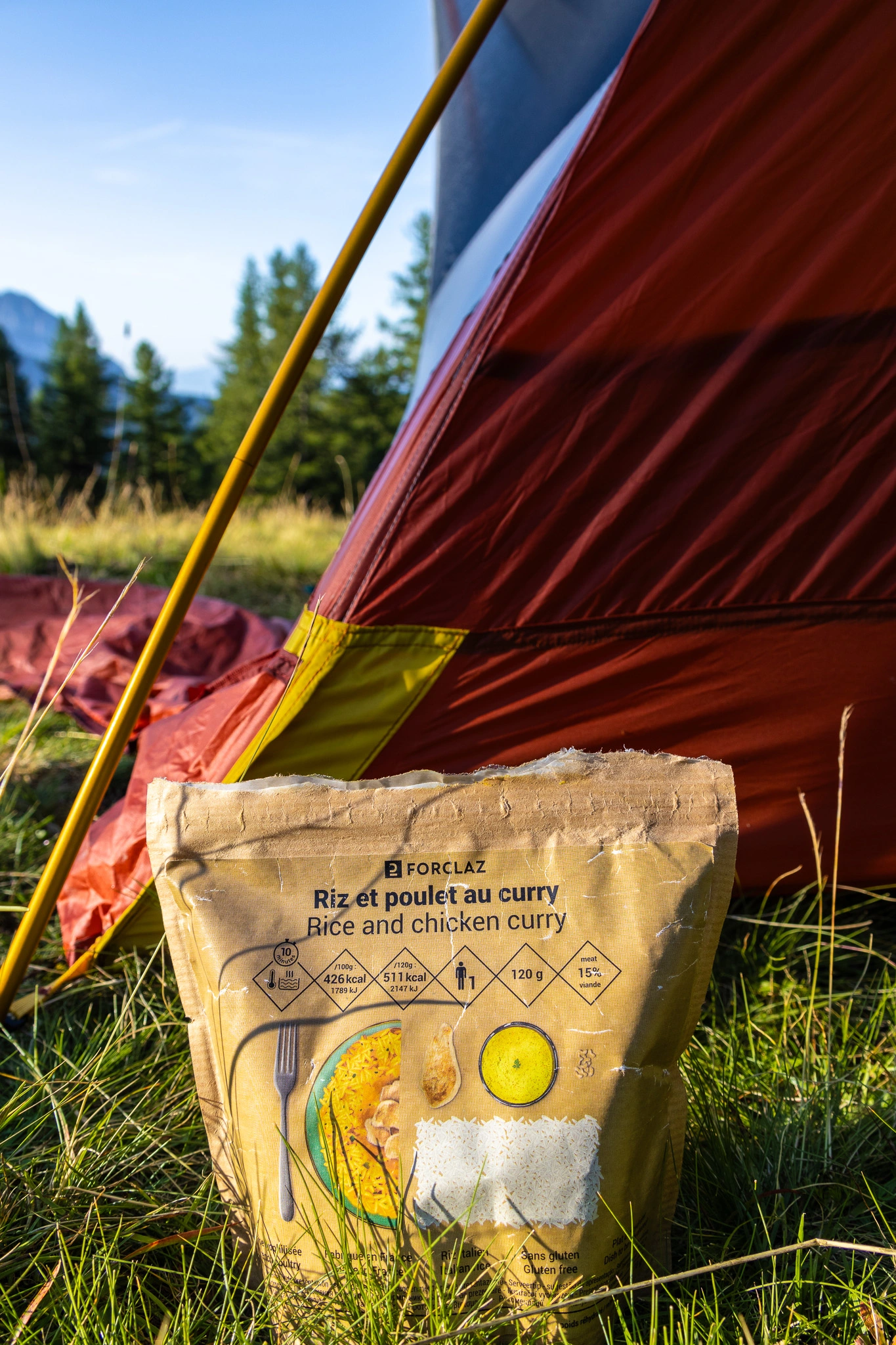 sachet de nourriture lyophilisée devant une tente