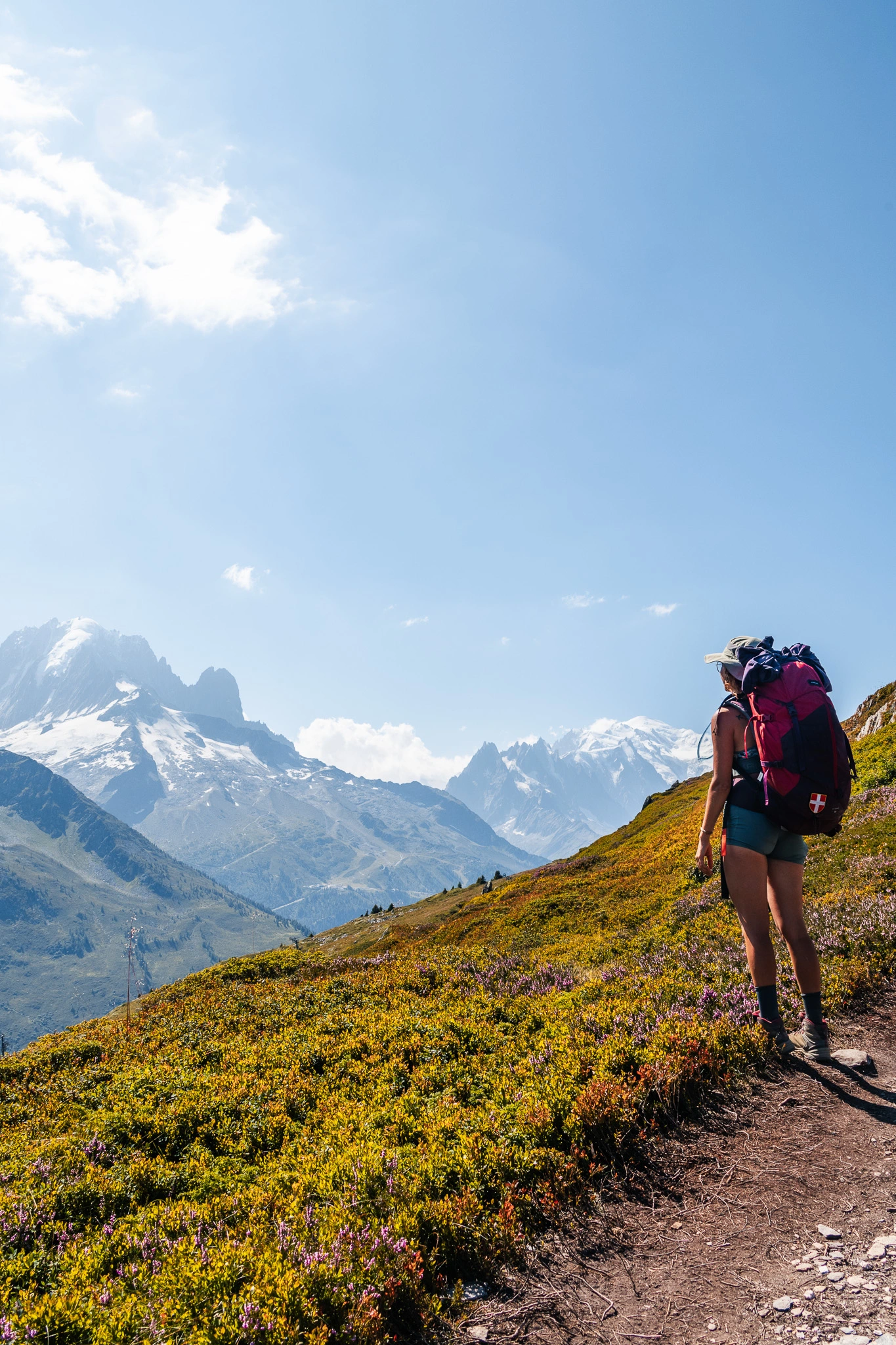 paysage sur le mont blanc avec une randonneuse devant