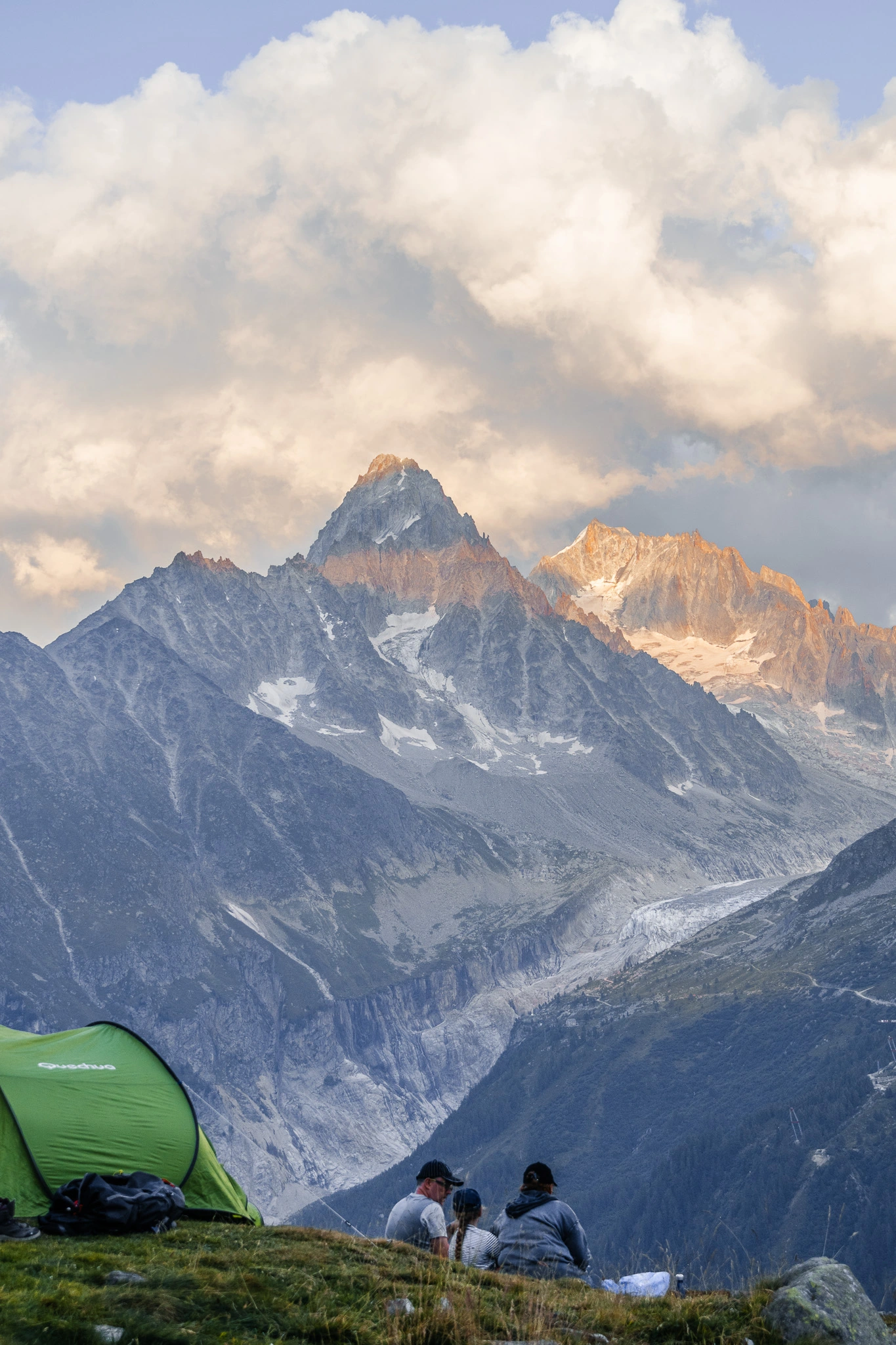 paysage sur les glaciers avec une tente