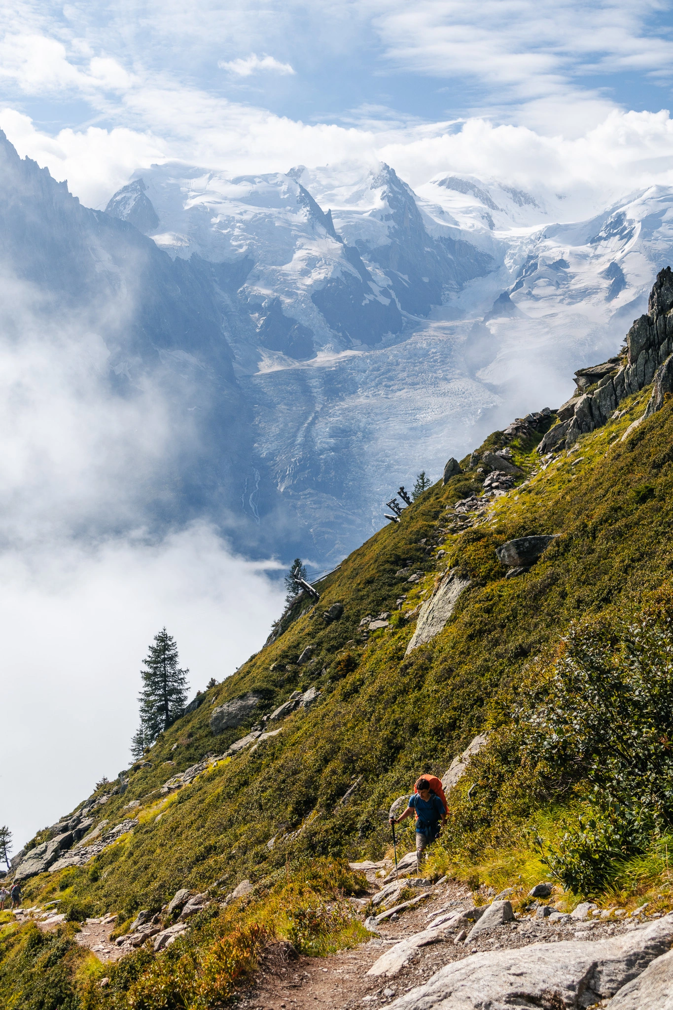 paysage sur le mont blanc avec un randonneur sur le sentier