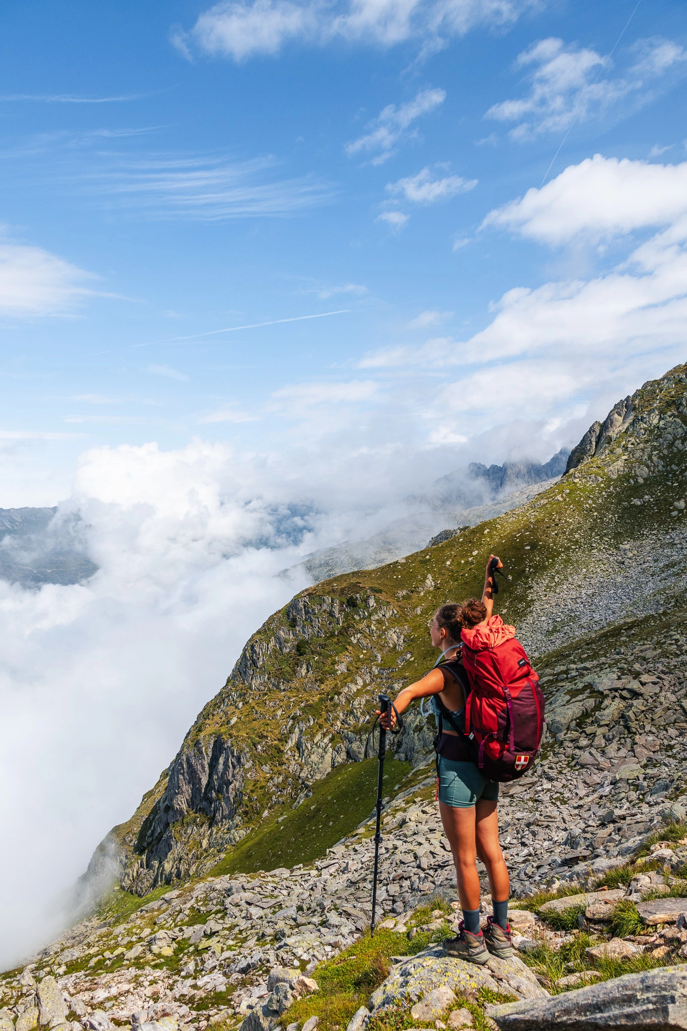 paysage sur le mont blanc avec une randonneuse devant