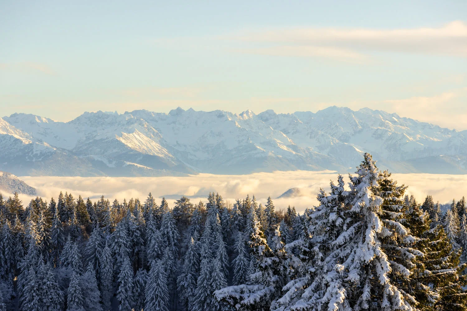 paysage de montagne avec une mer de nuage et de la neige