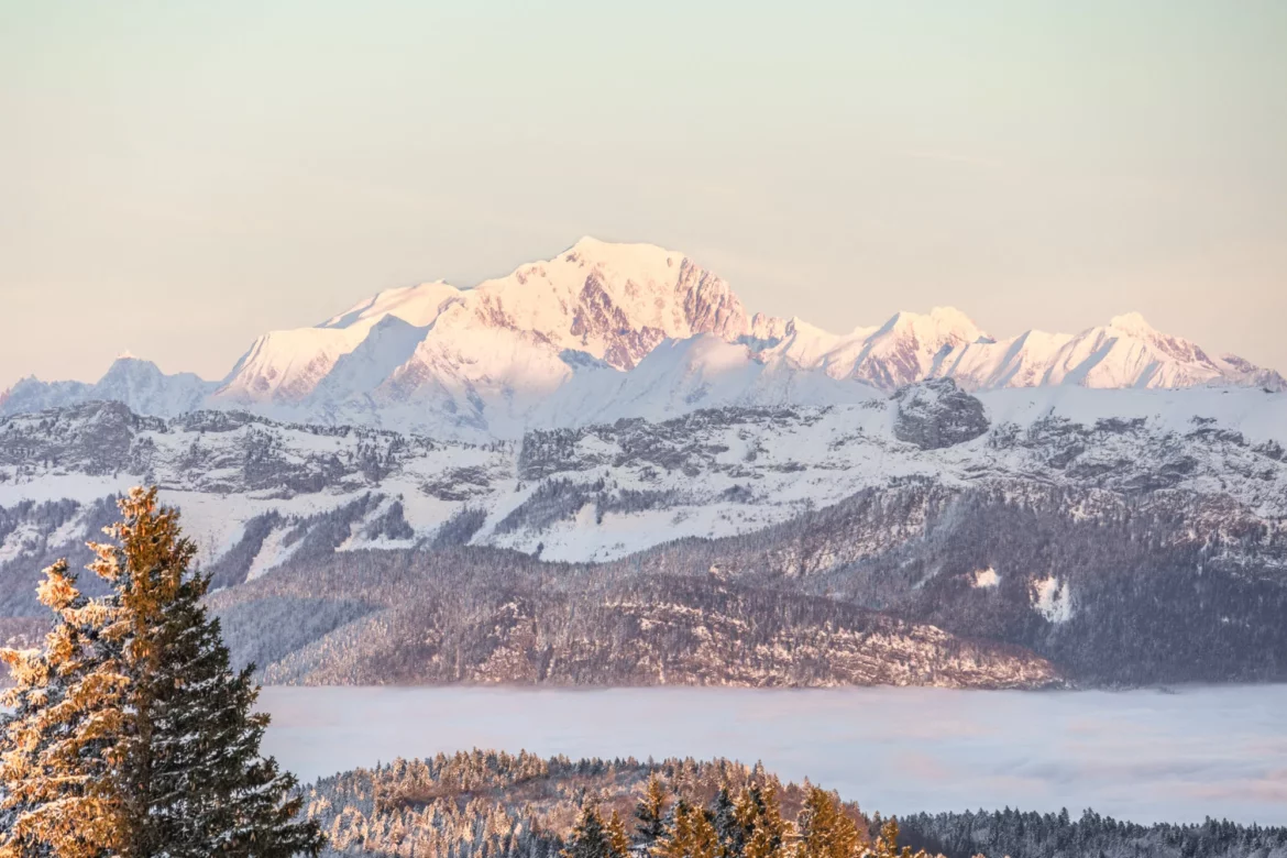 paysage du mont blanc avec une mer de nuage et de la neige