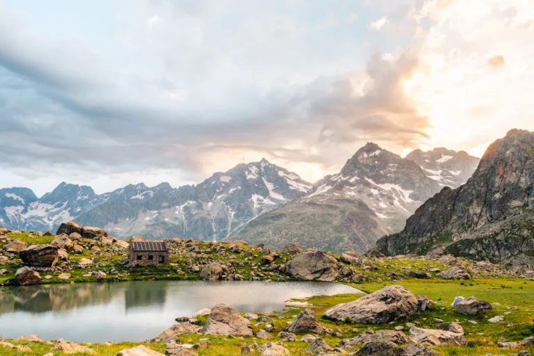 refuge devant lac de montagne au coucher du soleil