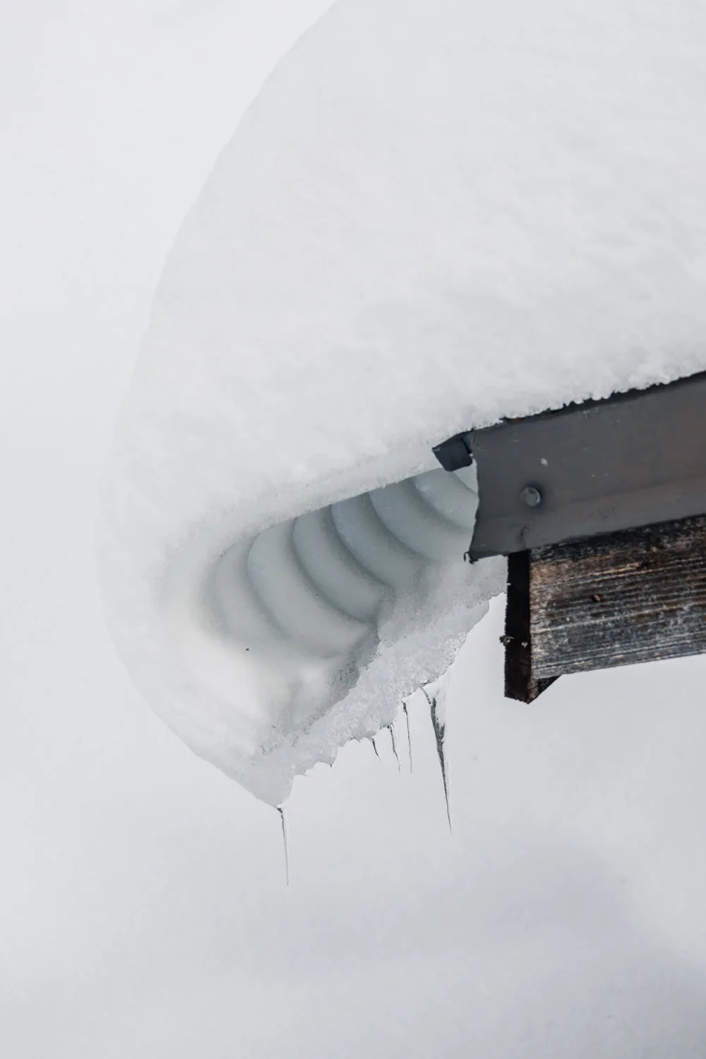 neige sur toit de chalet