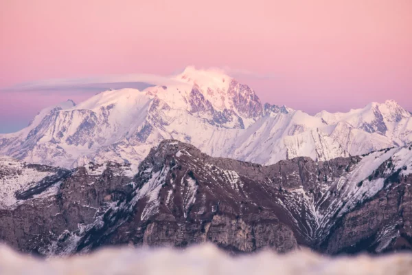 photo du mont blanc rosé au coucher du soleil