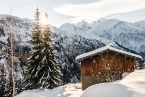 photo d'un chalet ensoleillé face au mont blanc