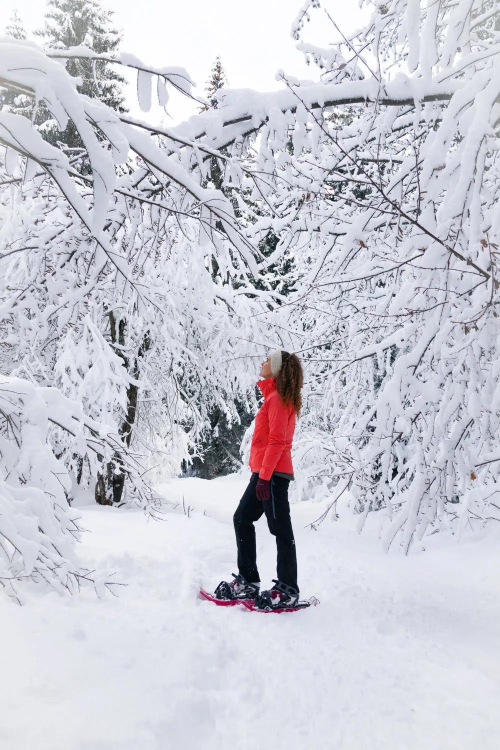 randonneuse en raquette dans la neige