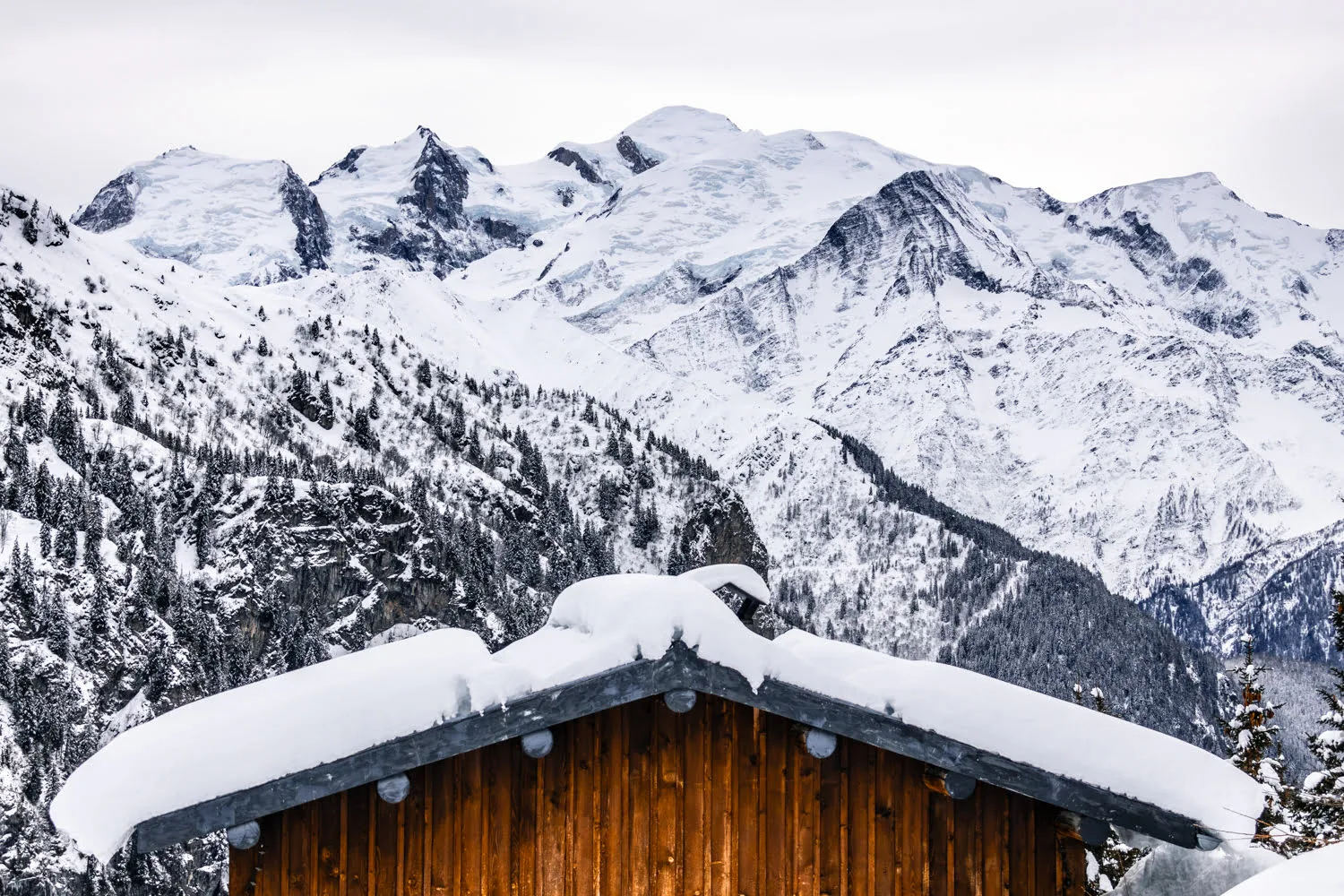 chalet devant le mont blanc dans la neige avec