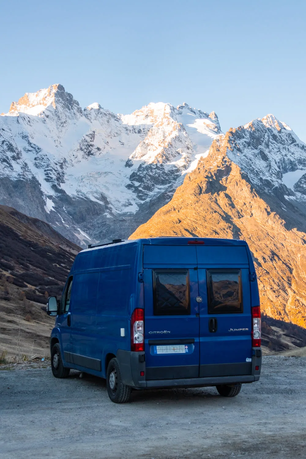 van devant paysage de montagne