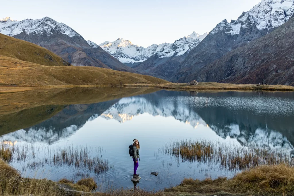 randonneuse devant lac de montagne à l'automne