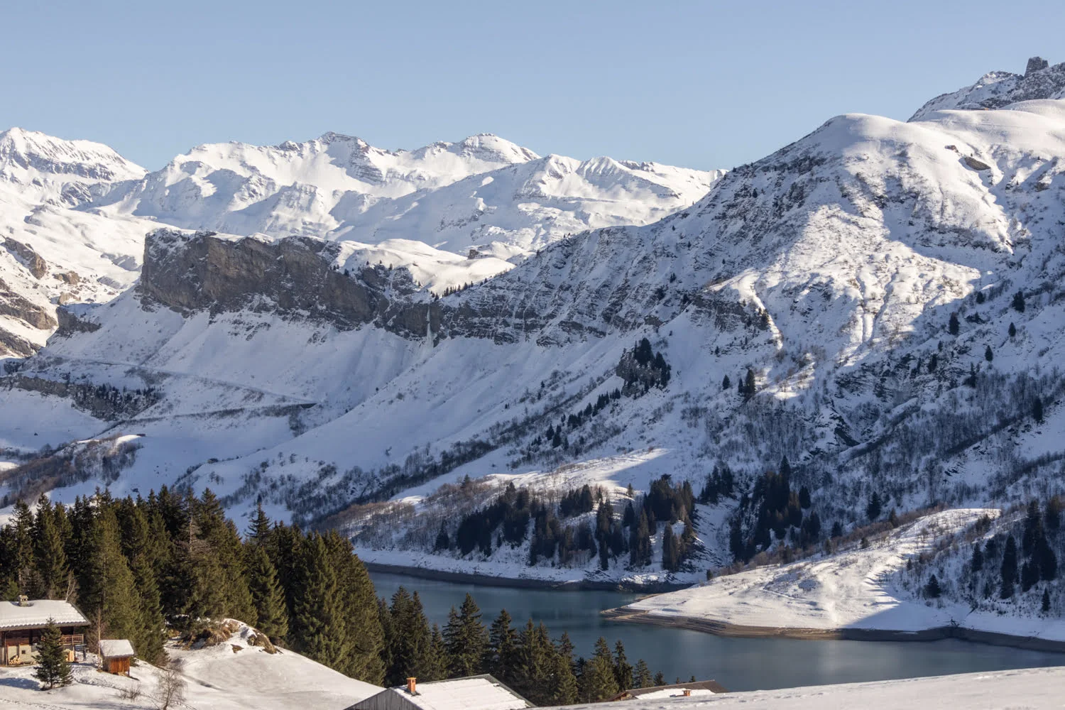 paysage de montagne enneigé et lac de roselend
