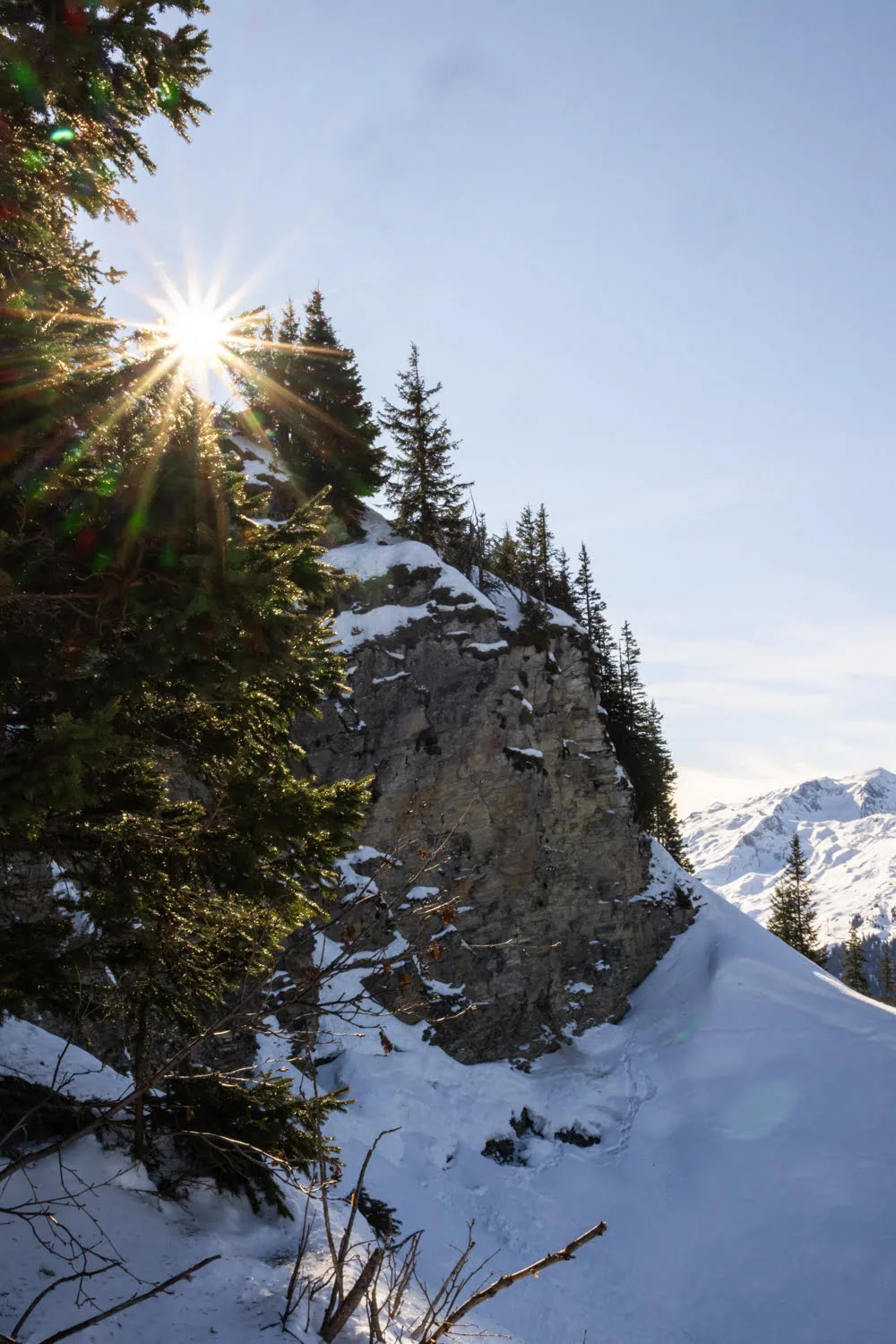 paysage de montagne enneigé avec un beau soleil