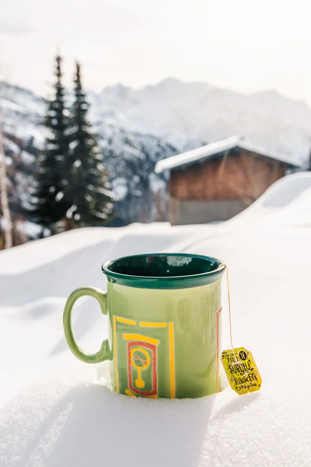 tasse de thé dans la neige