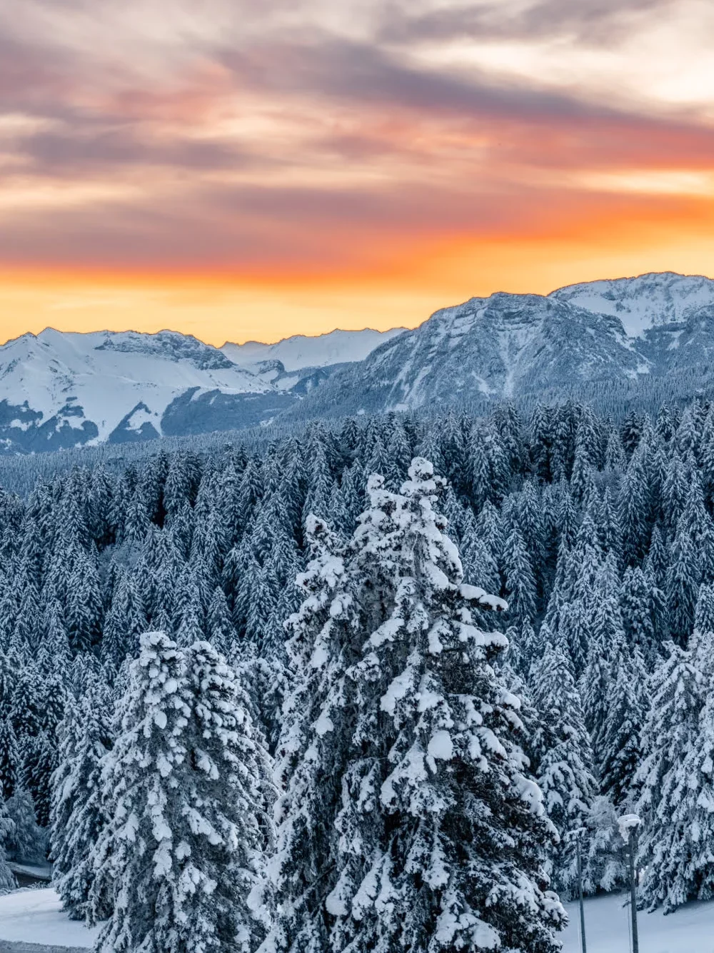 lever de soleil sur un paysage de montagne enneigé