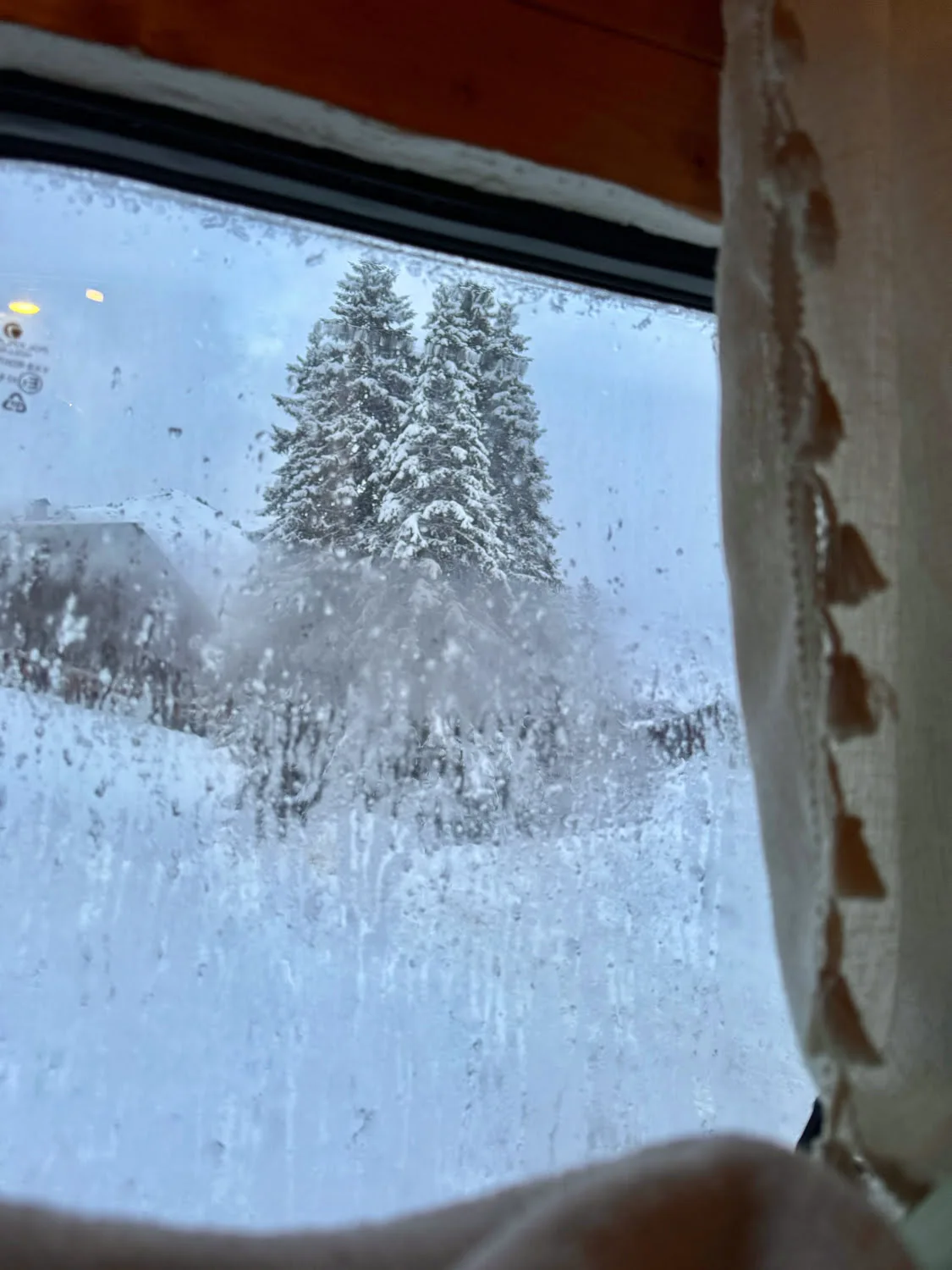 fenetre d'un van l'hiver avec la condensation