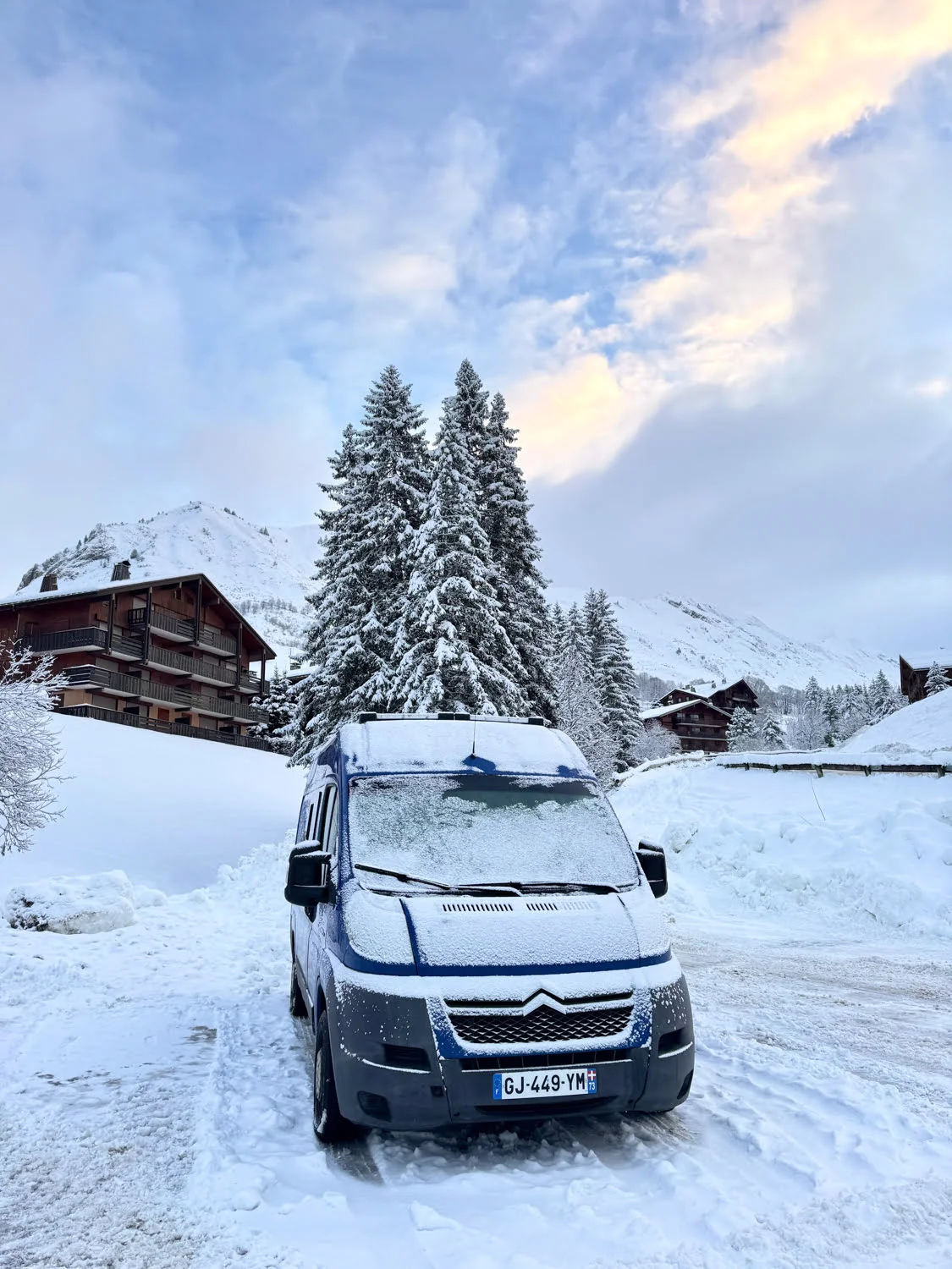 van sous la neige l'hiver