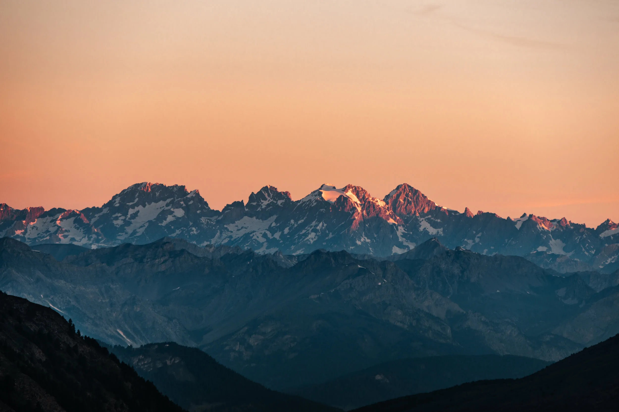 paysage de montagne au lever du soleil