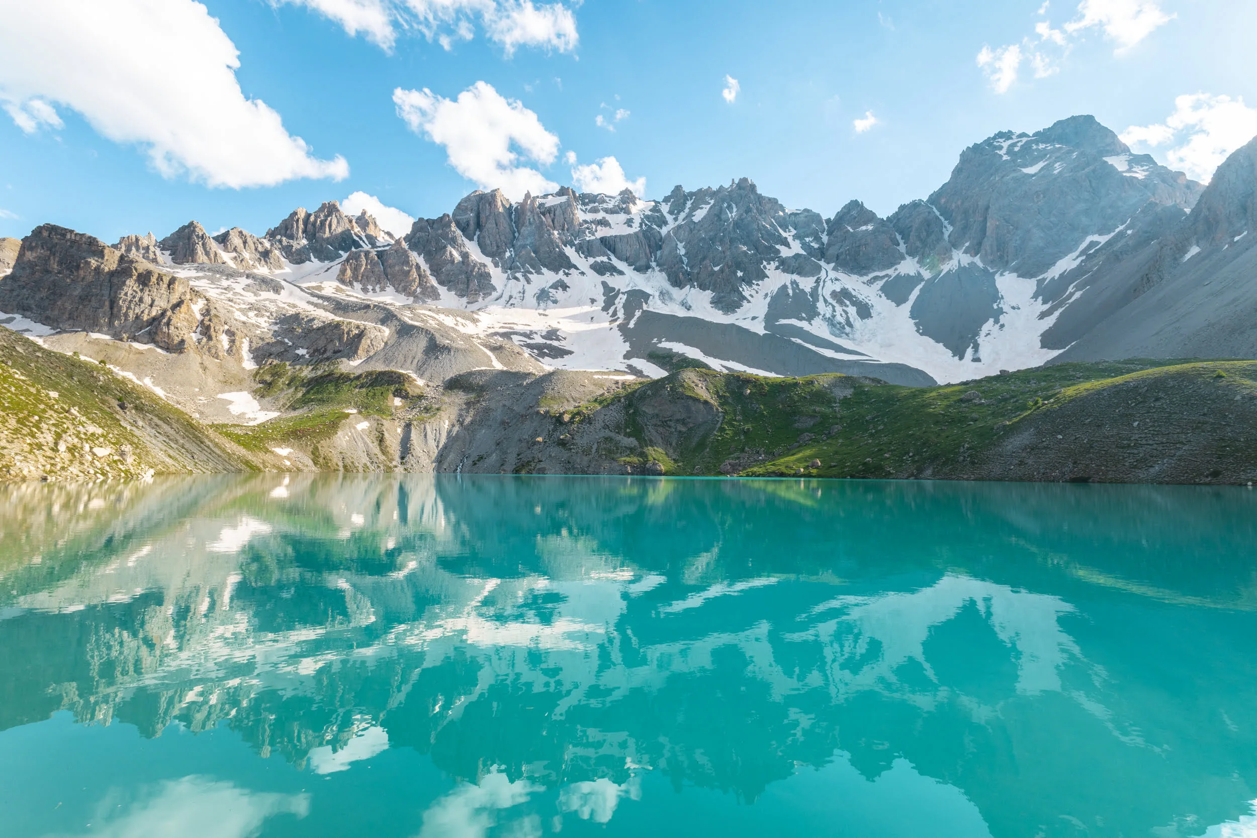 lac sainte anne bleu turquoise avec les montagnes derrière
