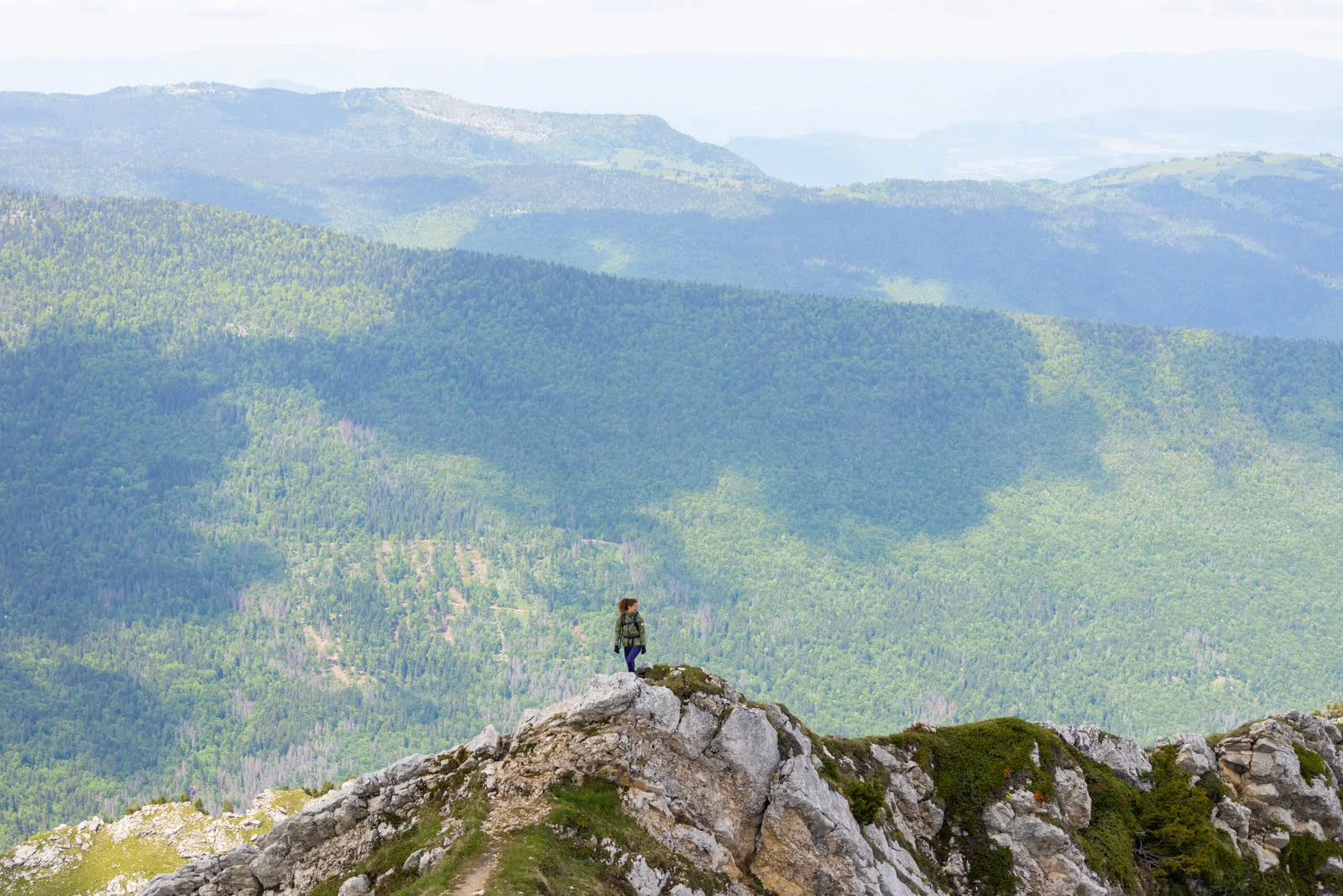 randonneuse sur de la roche en montagne