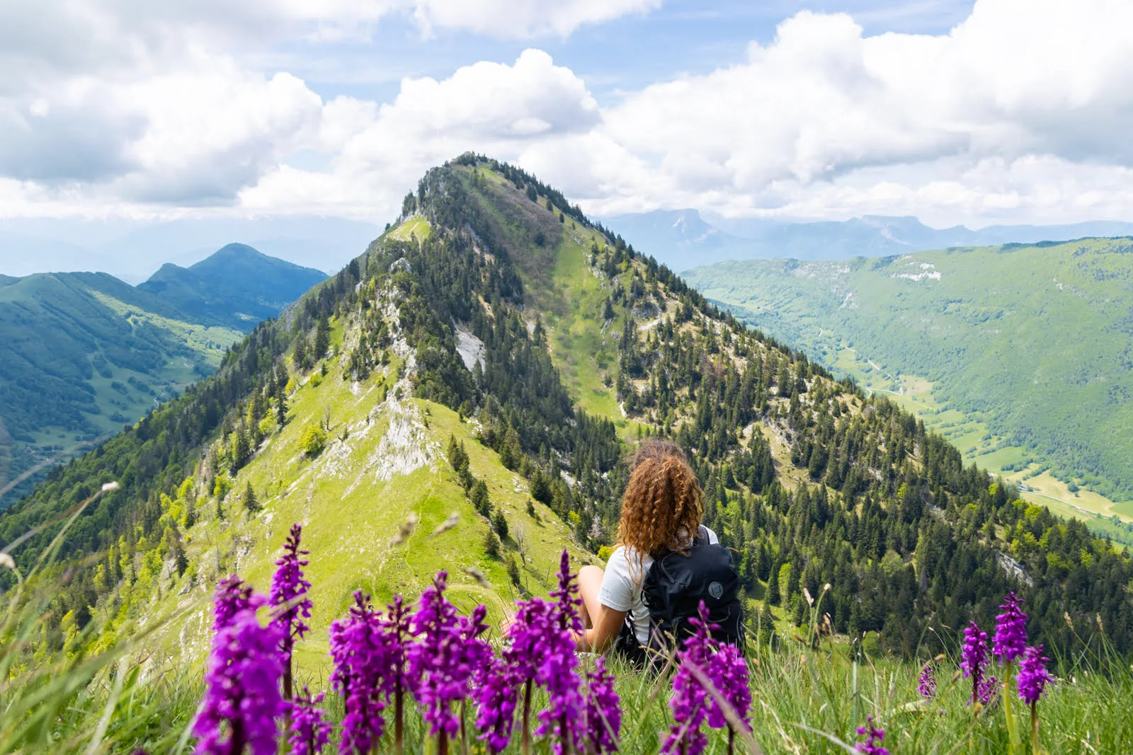 randonneuse devant panorama avec des fleurs