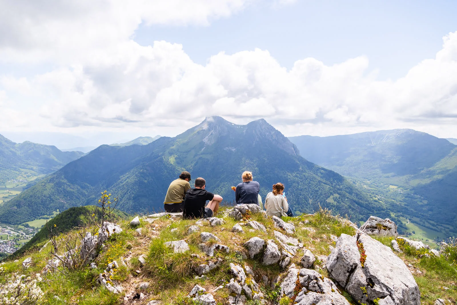 randonneurs devant un panorama