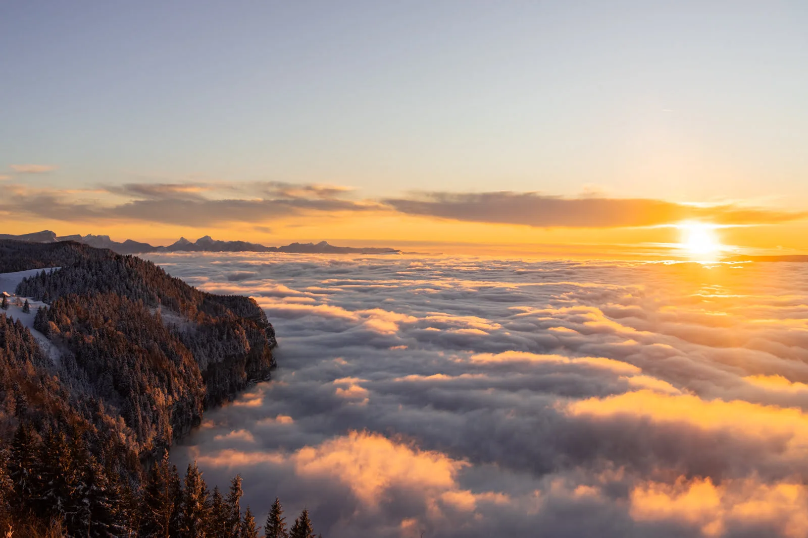 coucher de soleil avec mer de nuage en montagne
