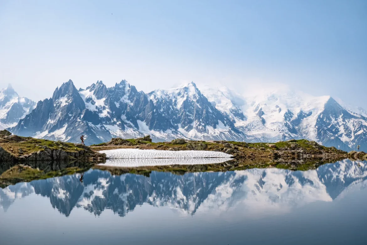 panorama d'un lac de montagne en effet miroir