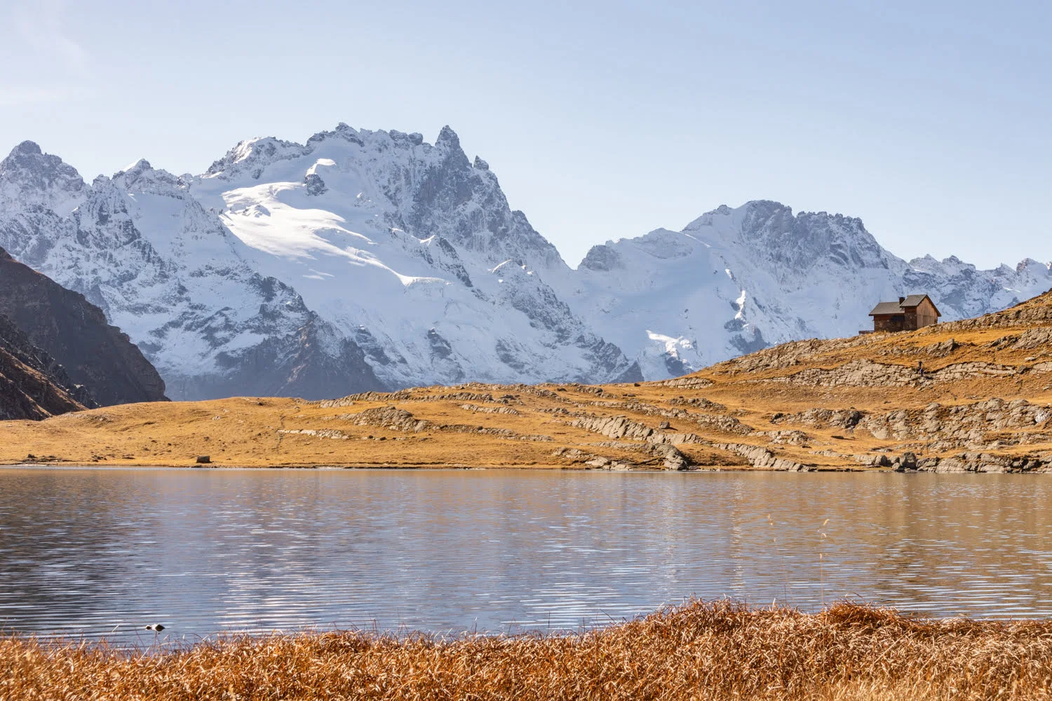 paysage d'un lac d'altitude avec montagne