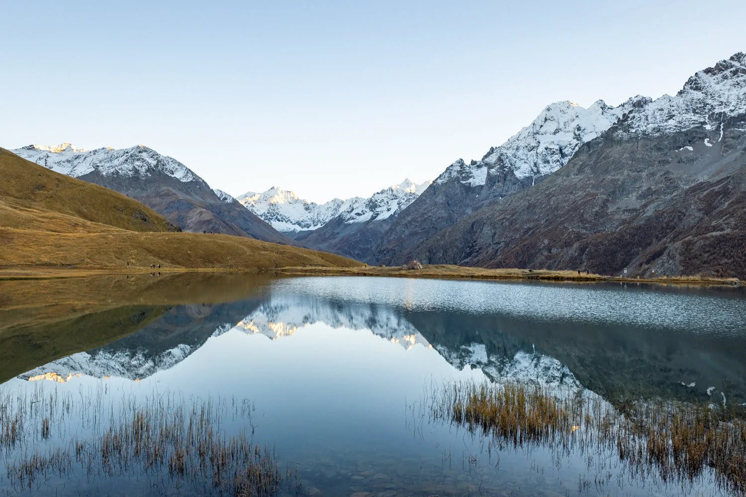 paysage d'un lac de montagne à l'automne