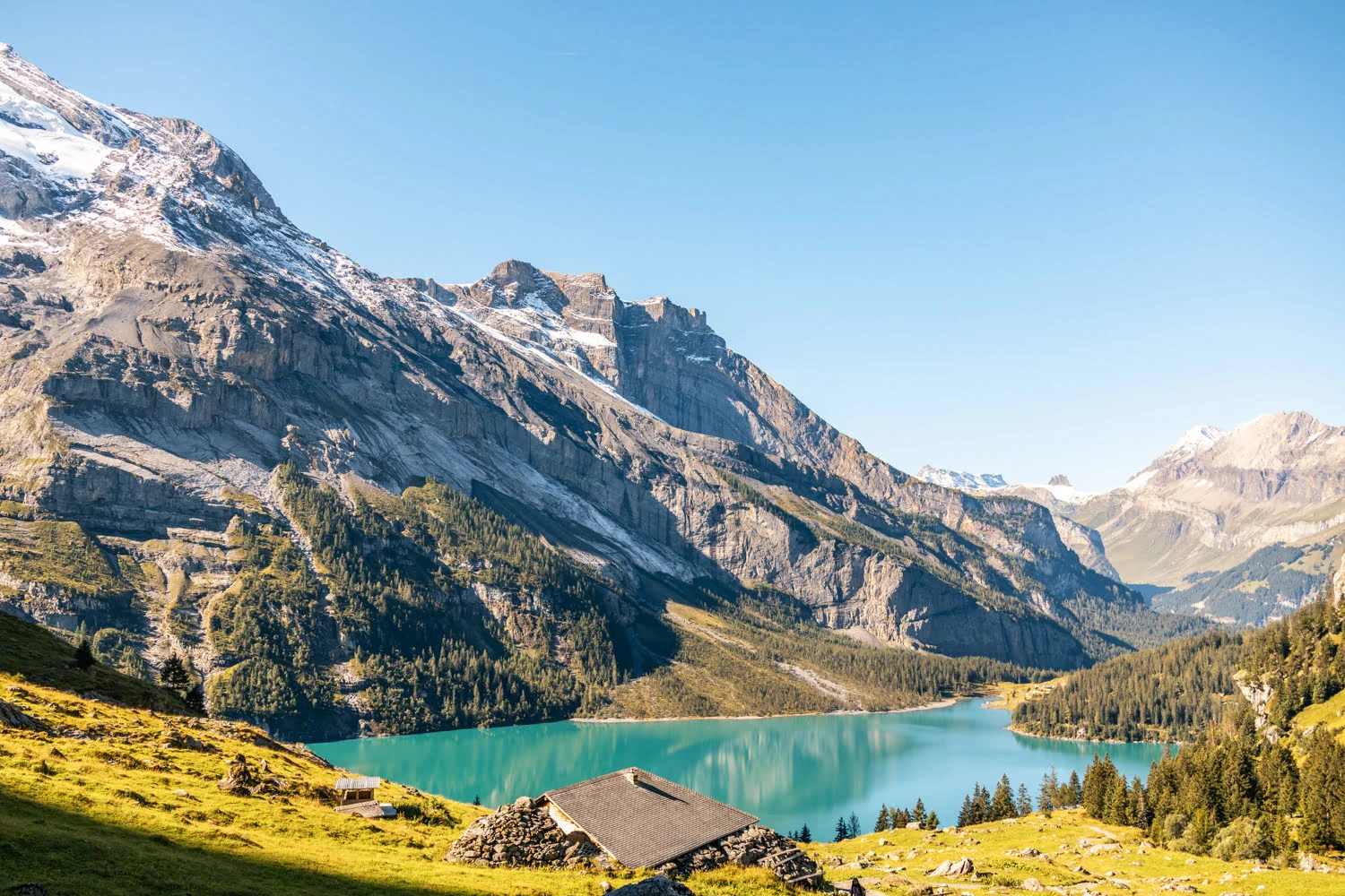 paysage d'un lac de montagne avec un chalet