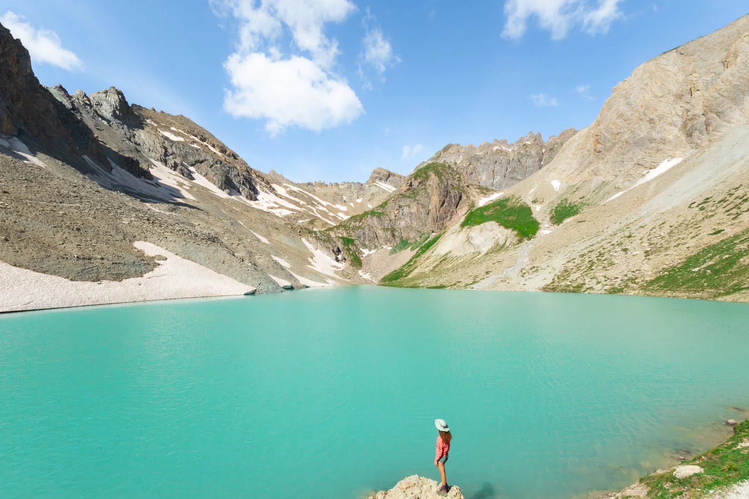 paysage d'un lac de montagne avec une randonneuse