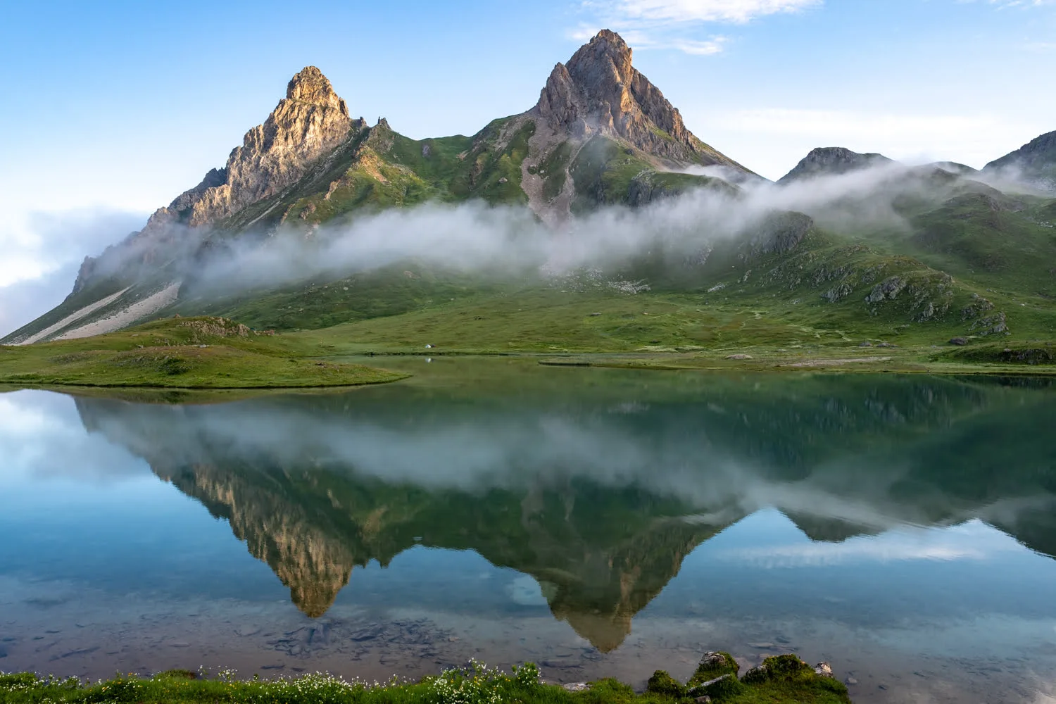 paysage d'un lac de montagne avec un effet miroir avec les sommets