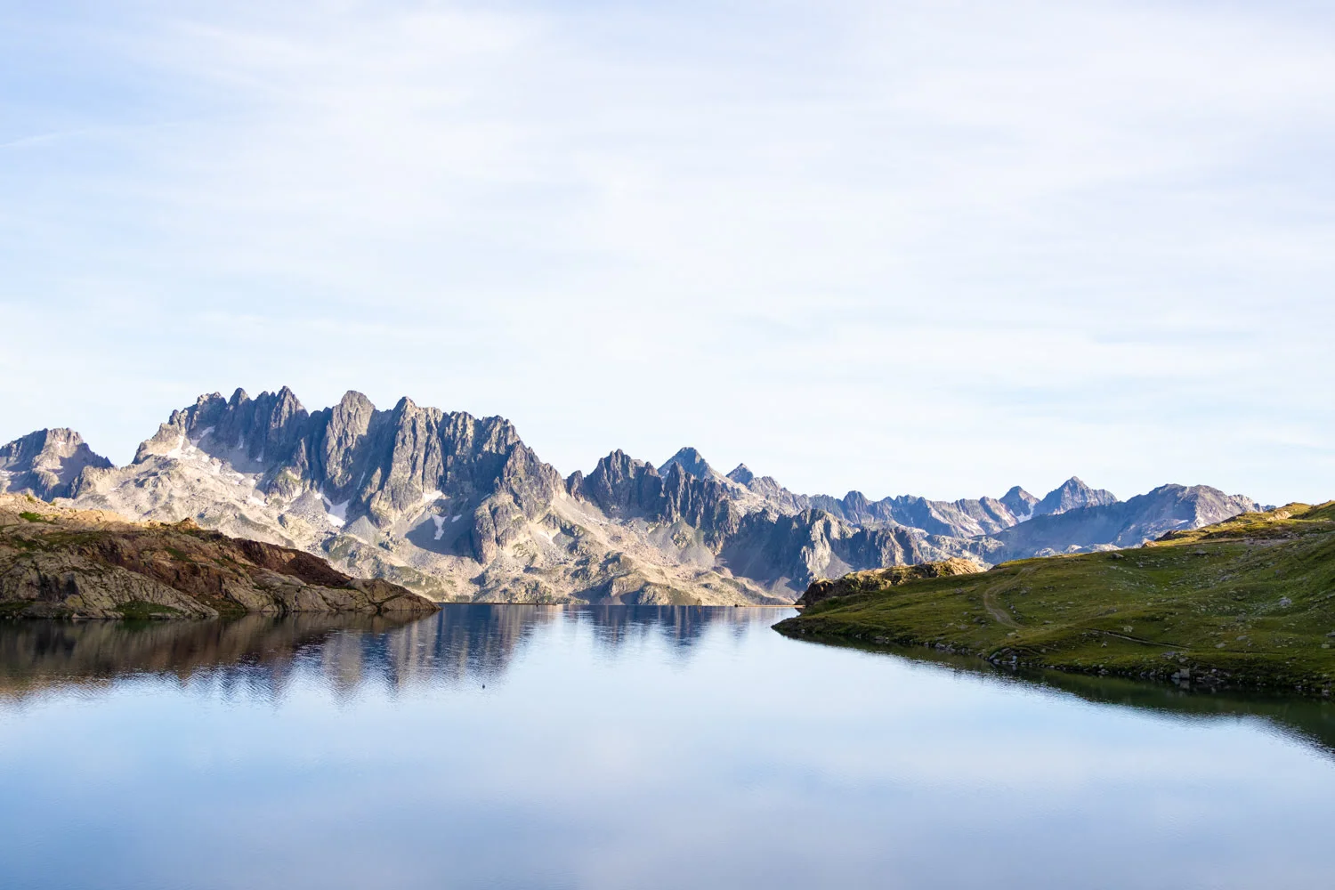 paysage d'un lac de montagne avec les cimes qui se reflètent